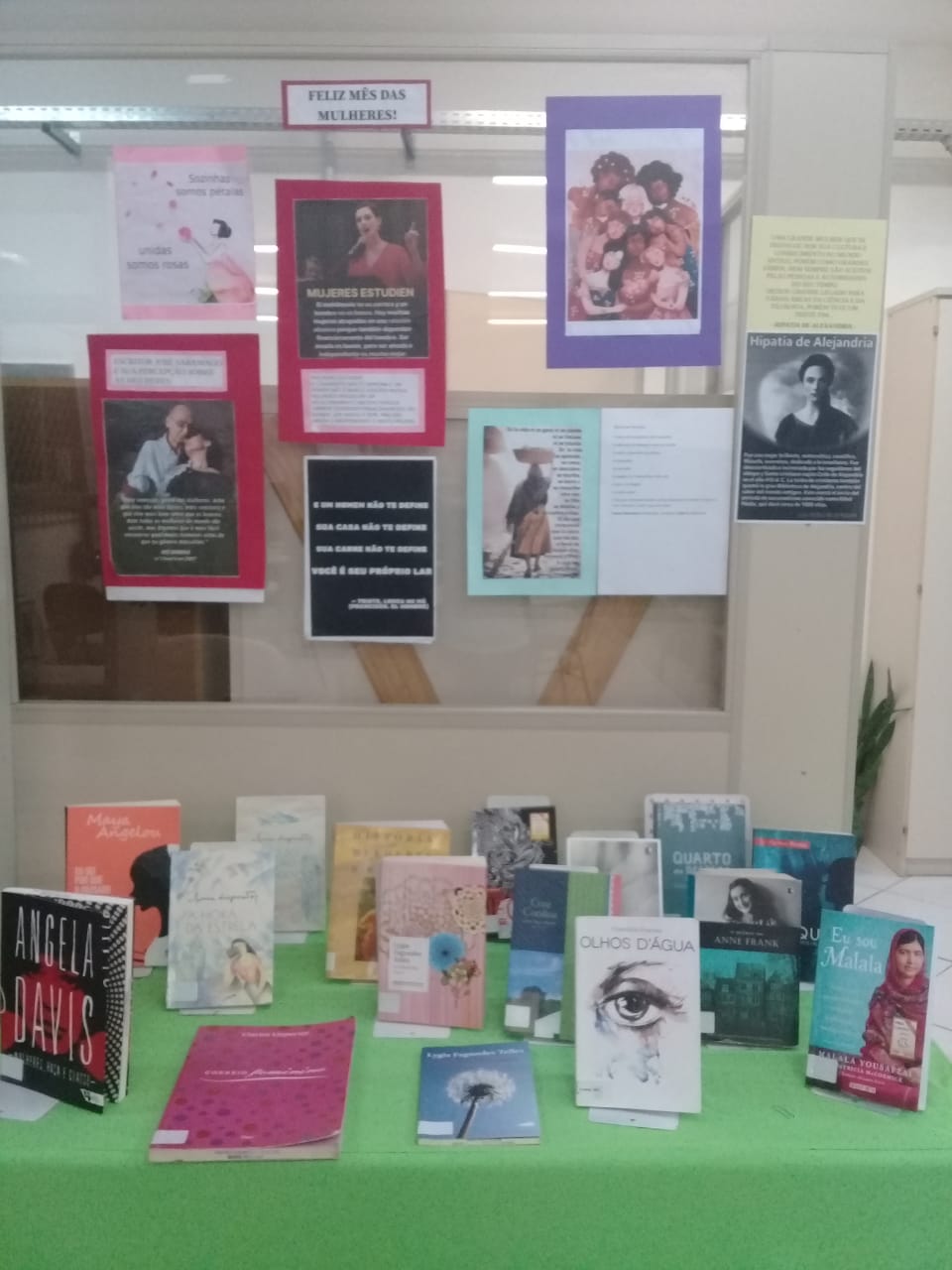 Exposição de livros relacionados ao Mês da Mulher
