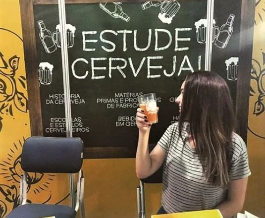 Aluna Victoria segurando um copo de cerveja e com uma frase dizendo estude cerveja