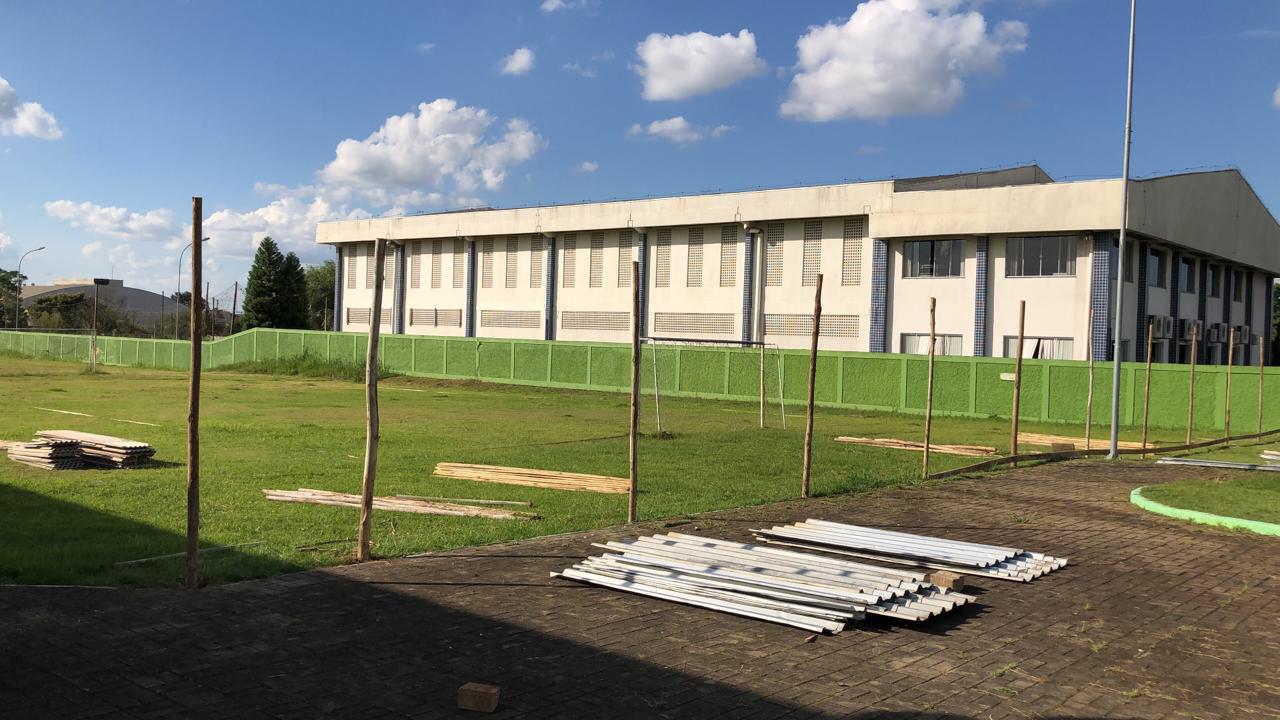 Foto da construção da quadra do Câmpus Canoinhas
