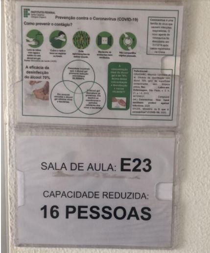 Imagem de cartaz indicando a capacidade máxima da sala