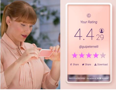 Imagem personagem da série Black Mirror vendo sua pontuação