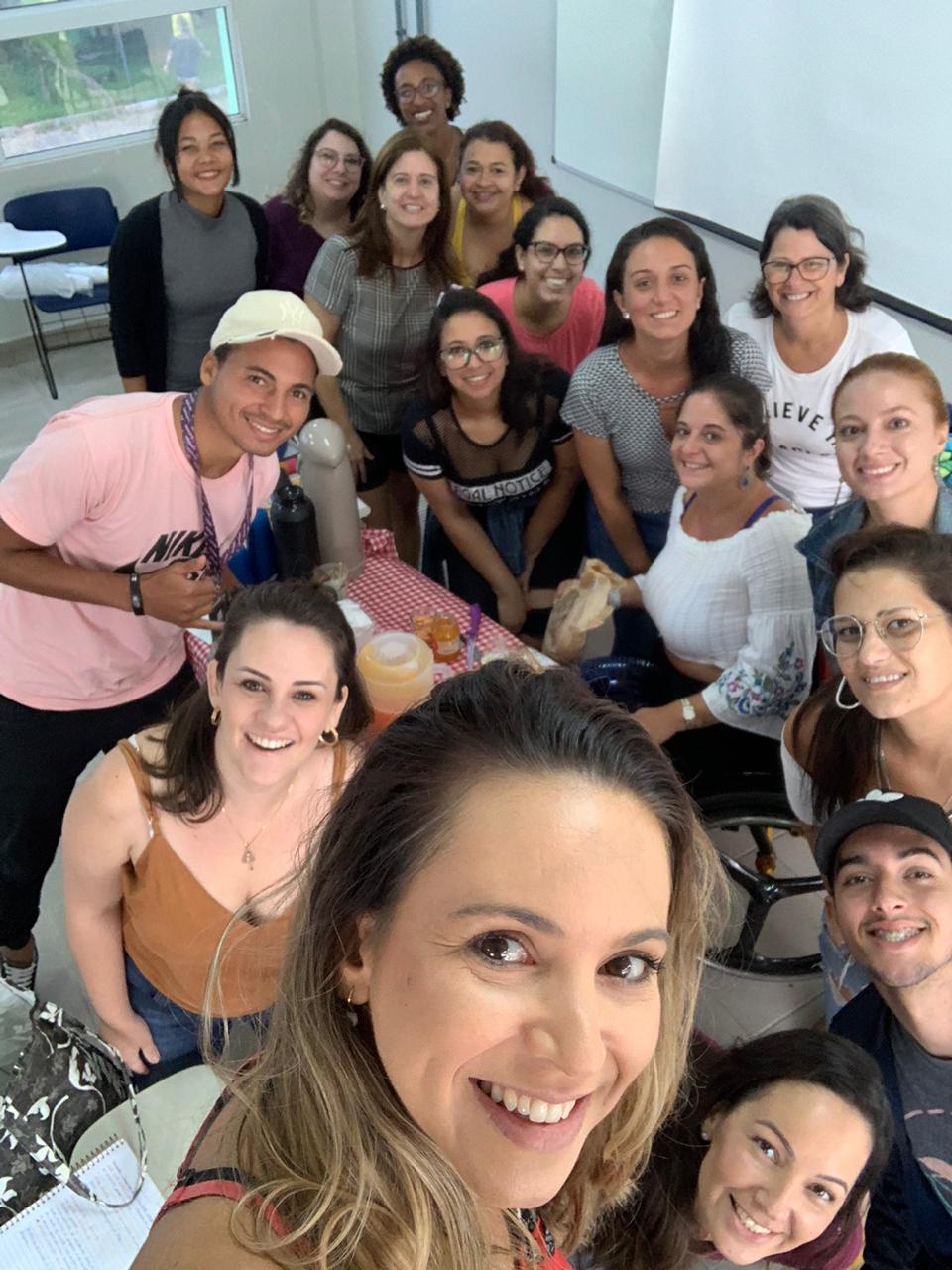 Foto da aluna andrea do IFSC com colegas