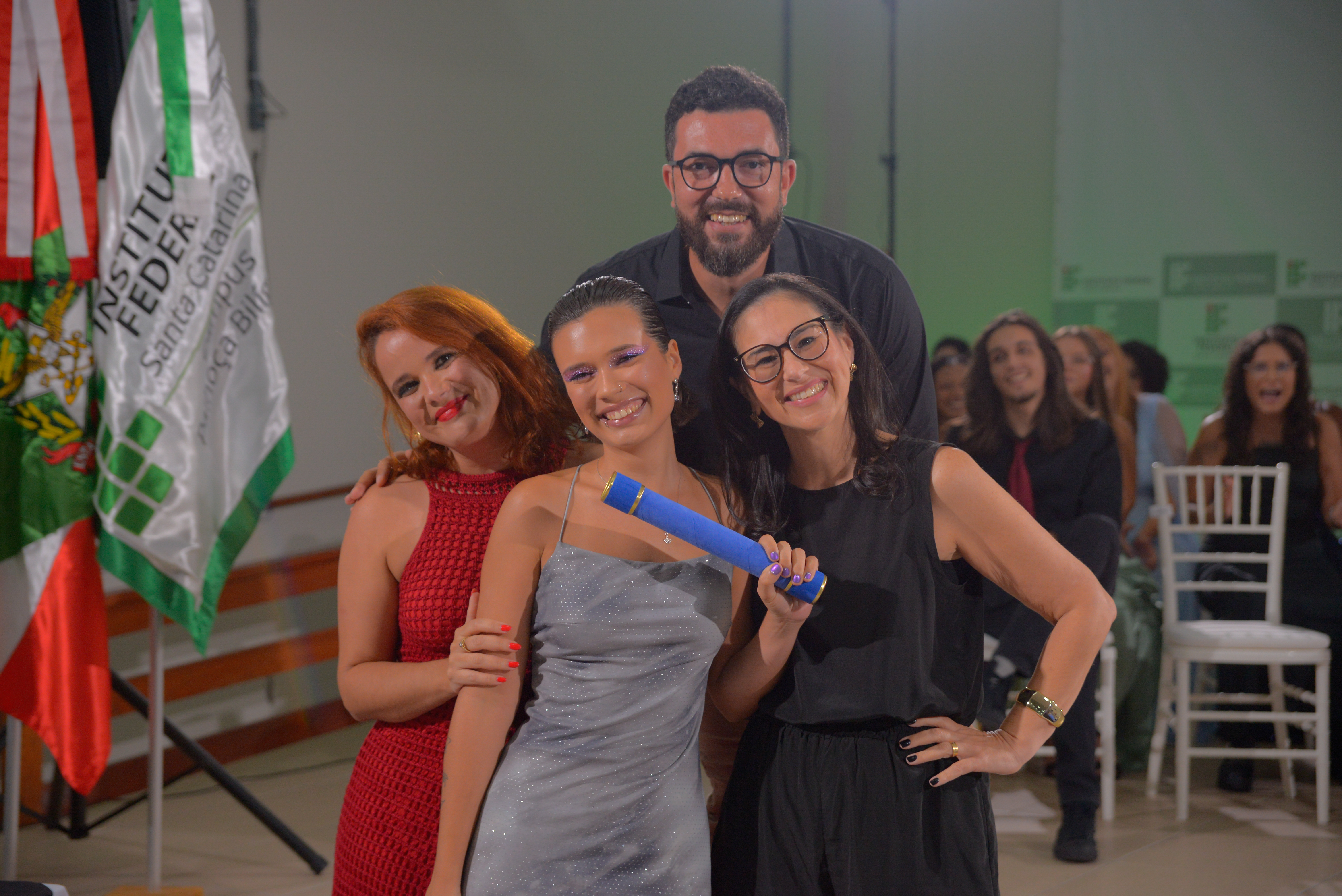 Gabriela com os professores na cerimônia de formatura