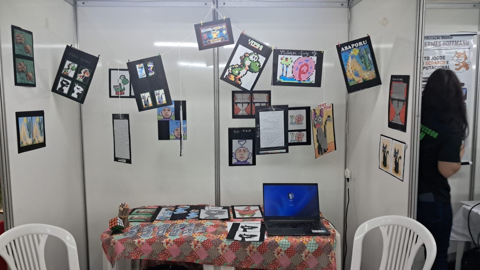 Estande com os desenhos criados em pixel art pelos alunos do segundo ano do ensino médio do IFSC - Câmpus Criciúma.