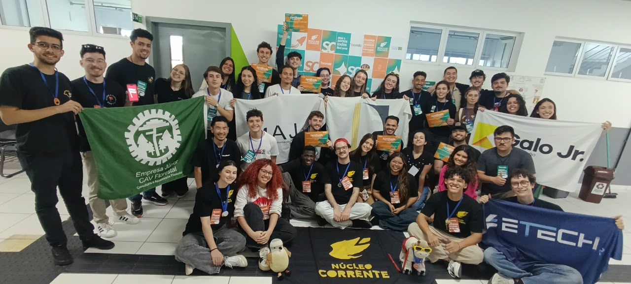 Participantes representando suas respectivas empresas juniores
