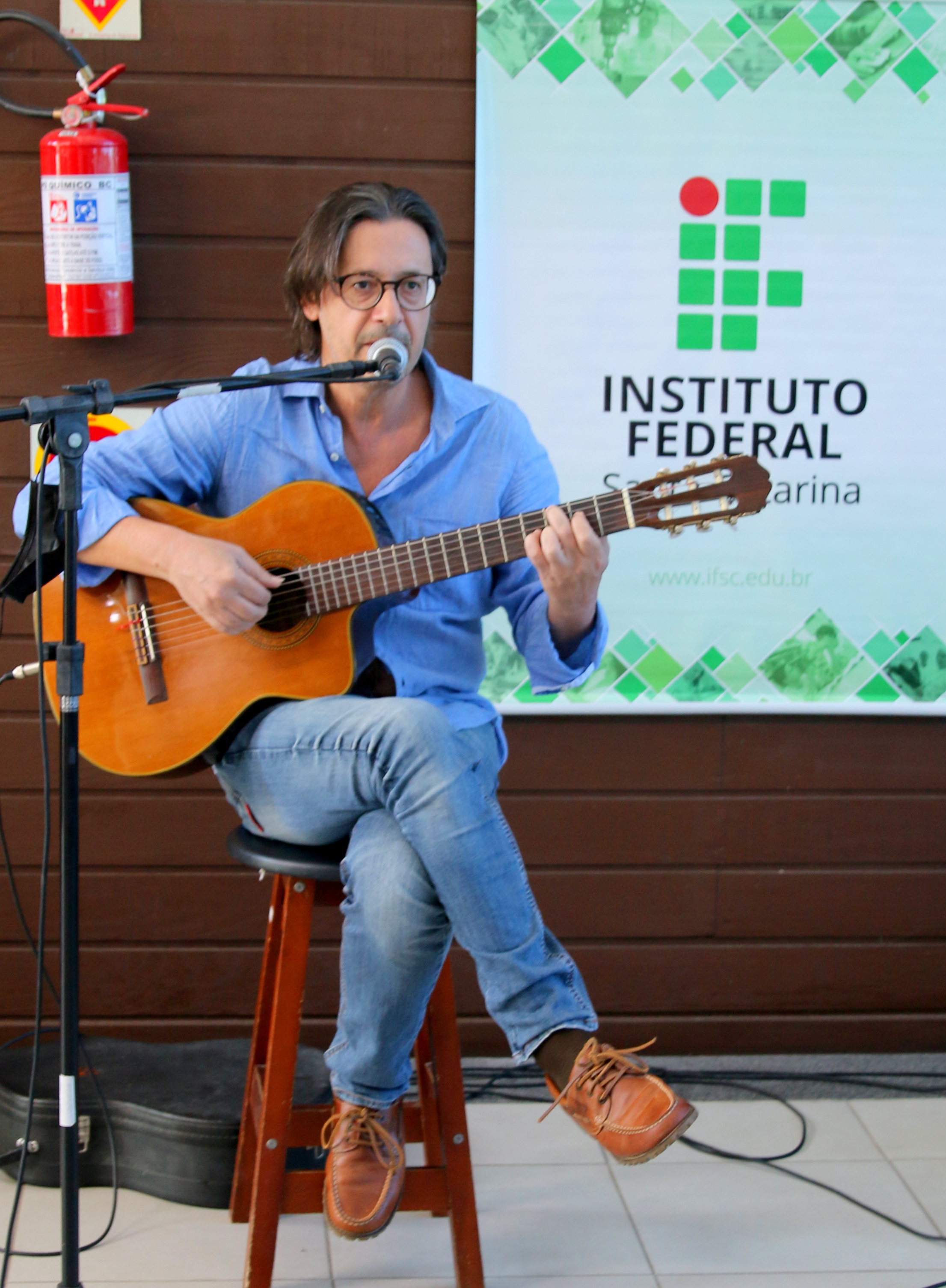 Professor Luciano de Azambuja apresentou-se com voz e violão e... / Divulgação IFSC