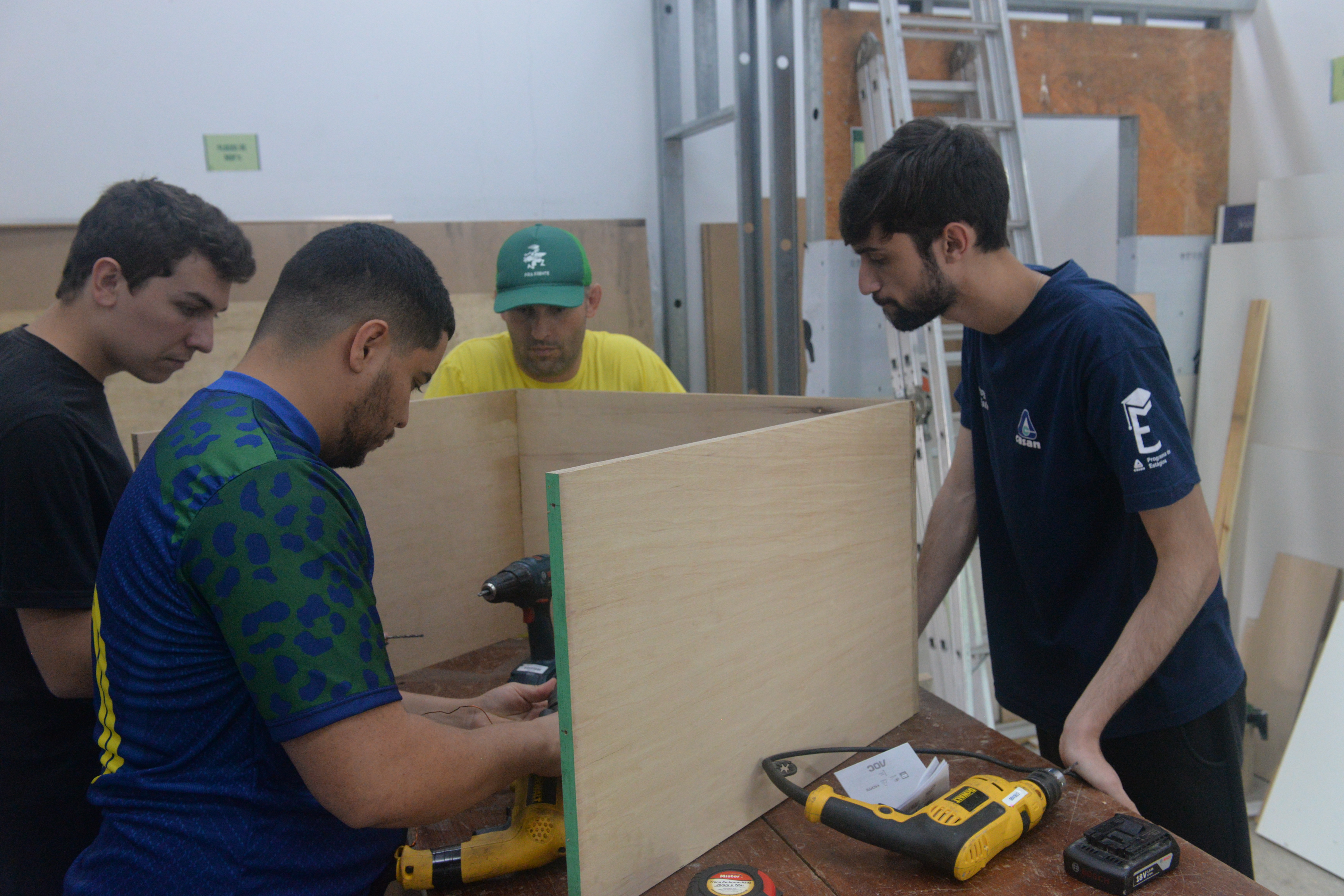 Na Engenharia Civil, alunos estão construindo móveis para o refeitório | Foto: Daniel Cassol/IFSC