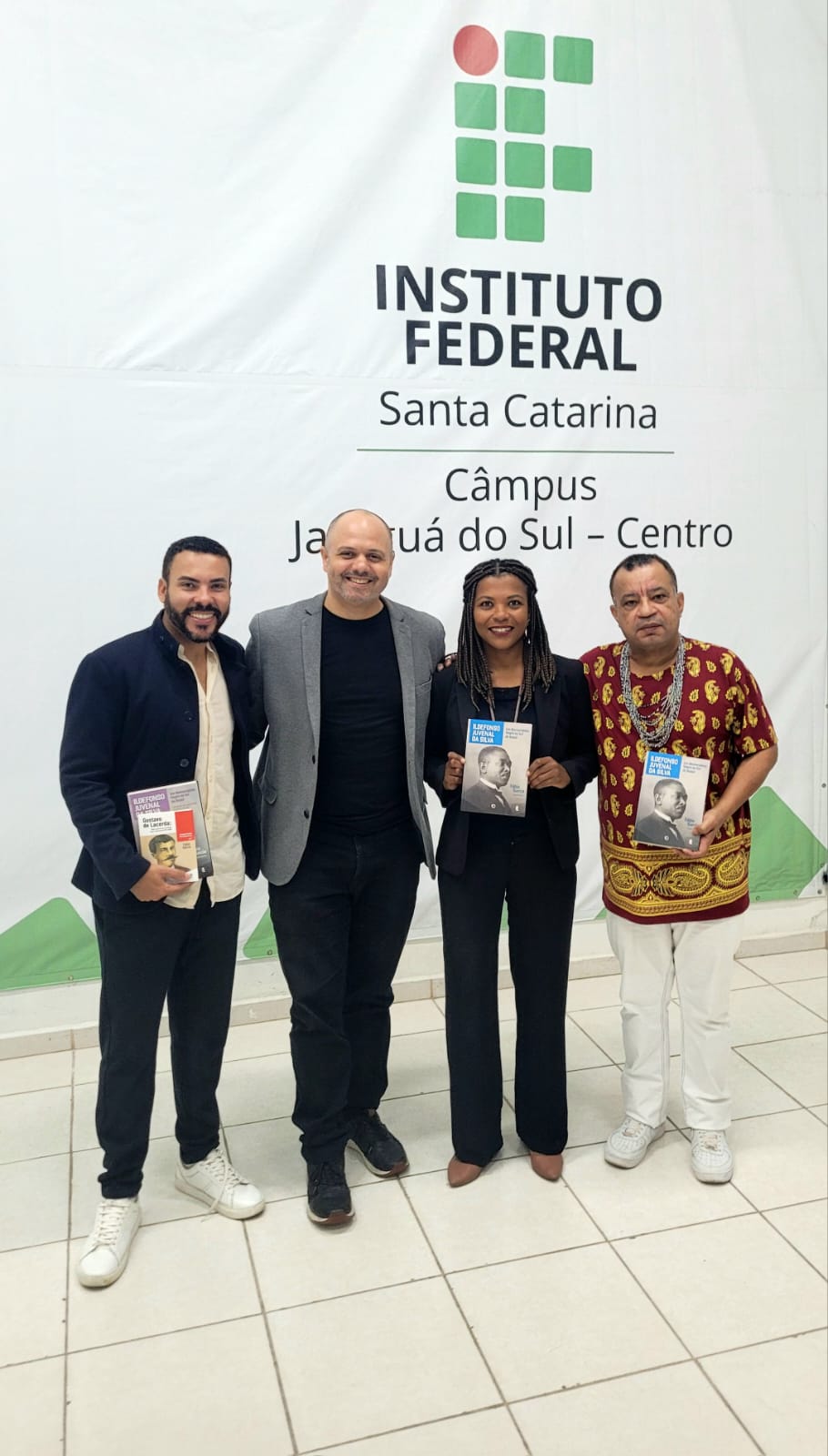 A partir da esquerda: Marcelo Silva (coord. do Neabi IFSC Rau), escritor Fábio Garcia, Silvia Domingos (GT de implantação do Neabi IFSC Centro) e José Felix (Conselho Municipal de Promoção da Igualdade Racial de Jaraguá do Sul).