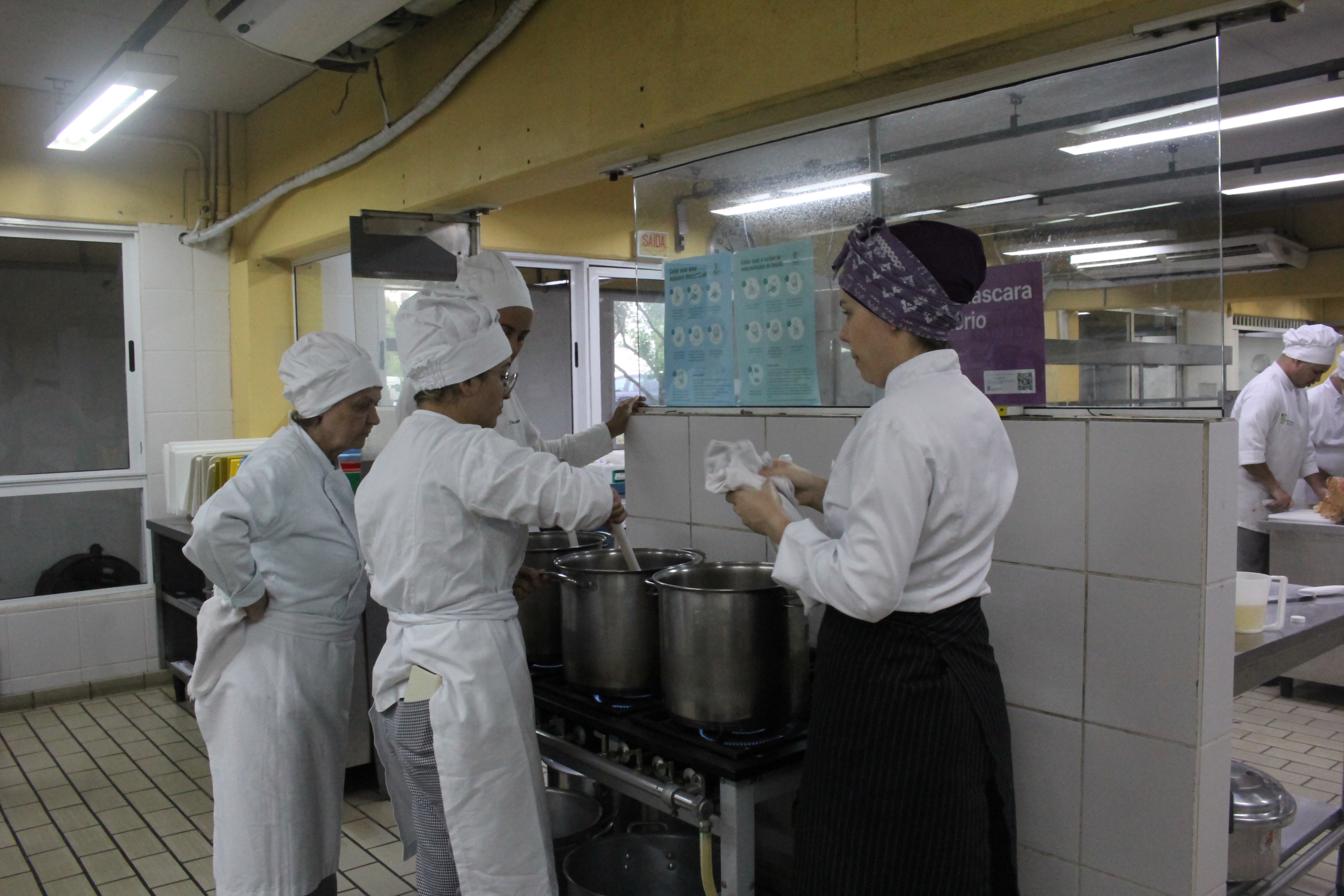 Preparação do mocotó pelos alunos do curso técnico em Cozinha I foto: Carla Algeri