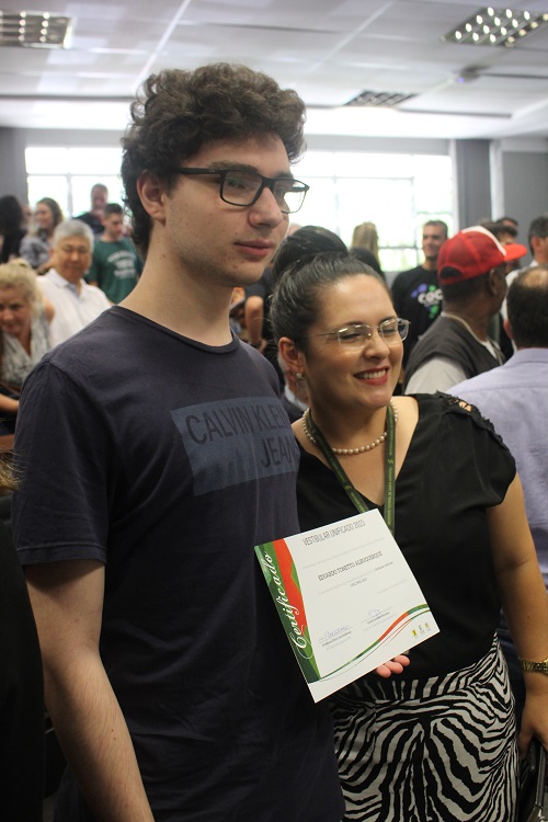 Eduardo, segundo colocado, recebe certificado da pró-reitora de Ensino em exercício Roberta Elpídio Cardoso