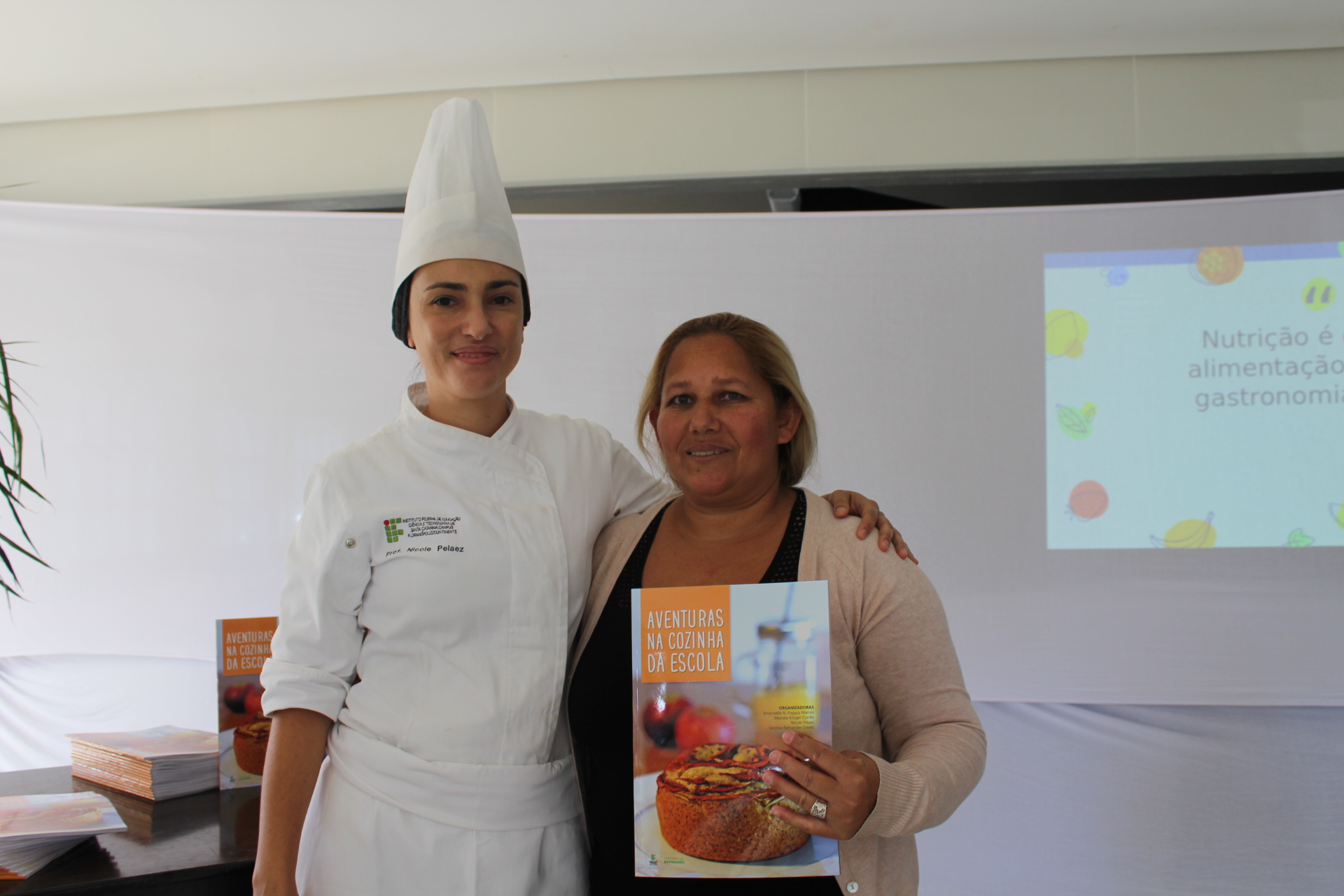 Professora Nicole entregou um exemplar do livro para a cozinheira Meri