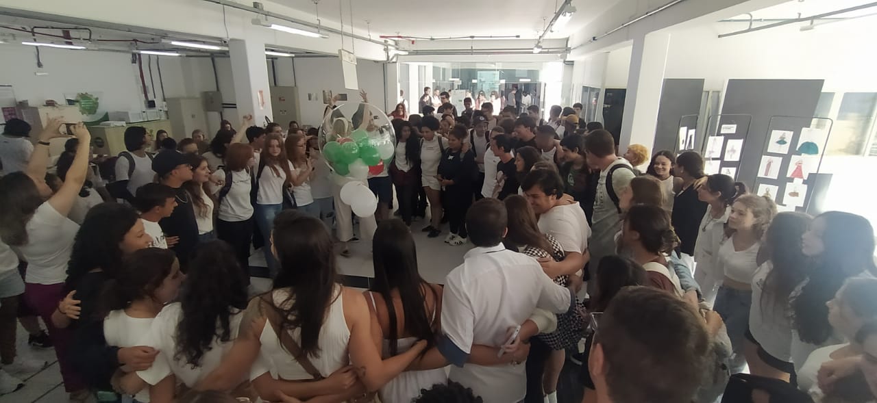 No Câmpus Gaspar, abraço coletivo marcou a manhã dessa sexta