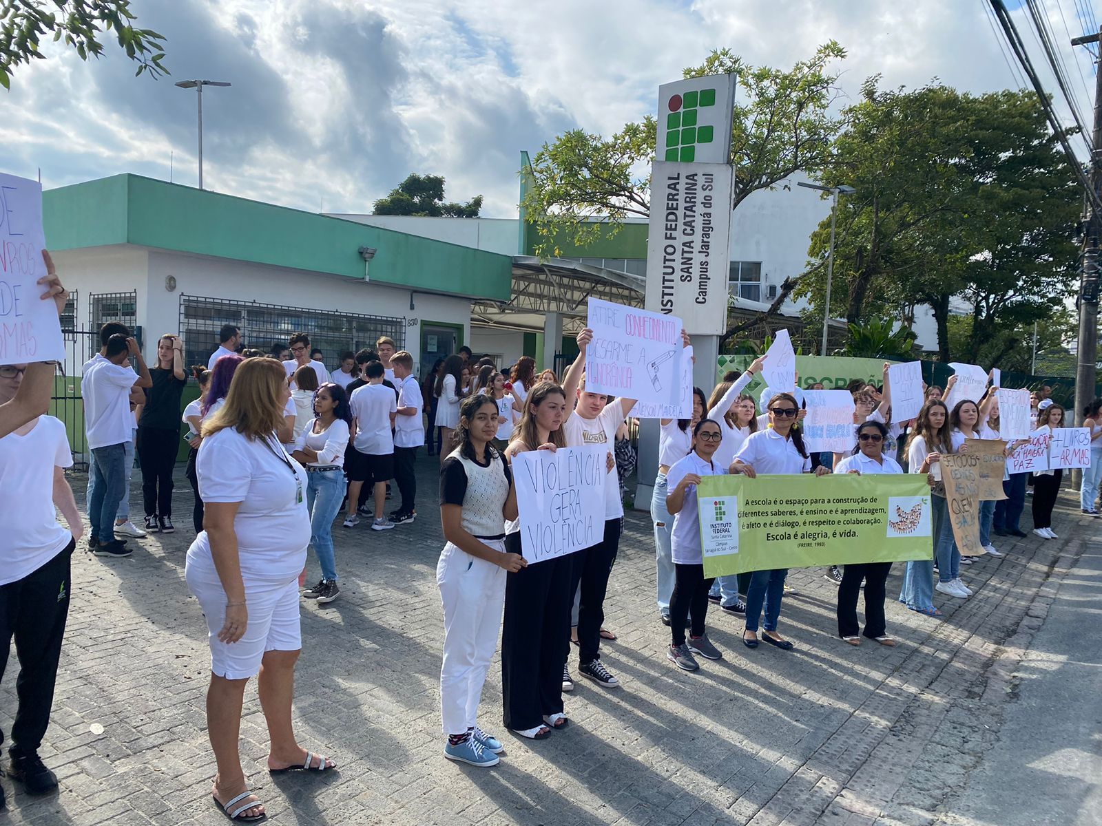 Na unidade do Centro, além do branco, comunidade acadêmica fez manifestação em frente ao câmpus e próximo ao shopping de Jaraguá do Sul