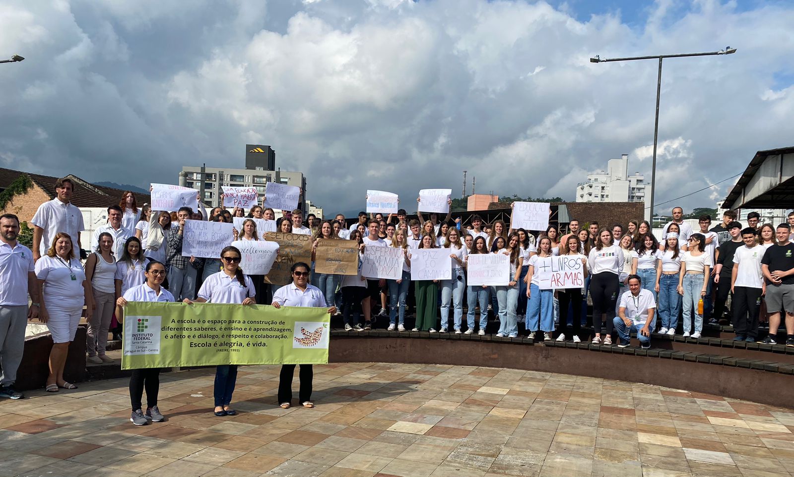 Na unidade do Centro, além do branco, comunidade acadêmica fez manifestação em frente ao câmpus e próximo ao shopping de Jaraguá do Sul