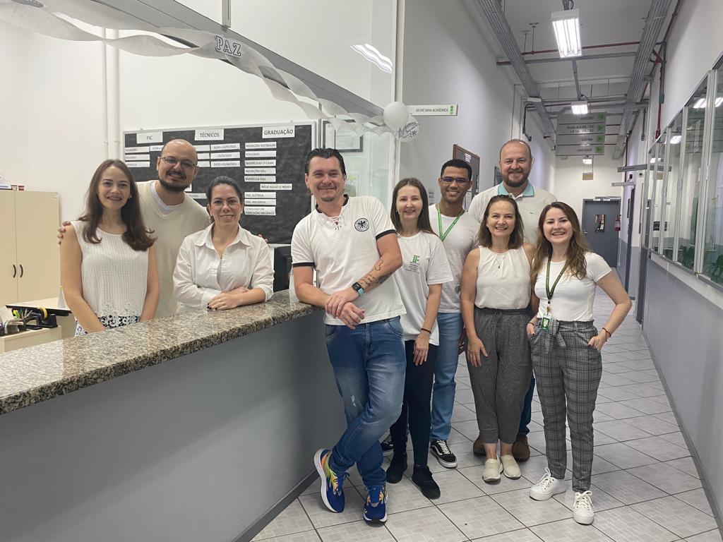 No Jaraguá do Sul-Rau, a maioria dos servidores foi trabalhar vestindo branco