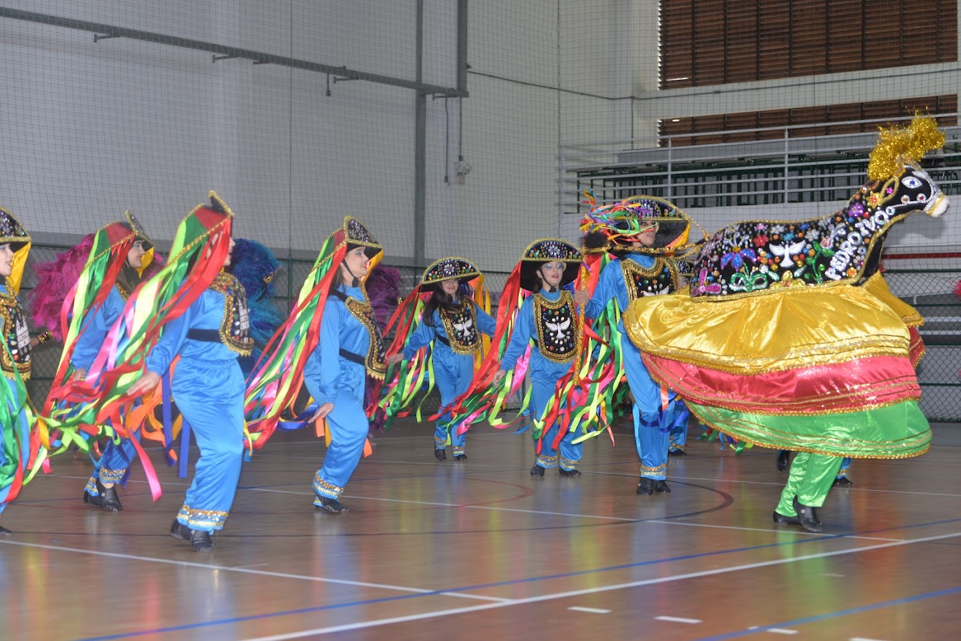 Apresentação de dança da Escola Municipal Governador Pedro Ivo Campos