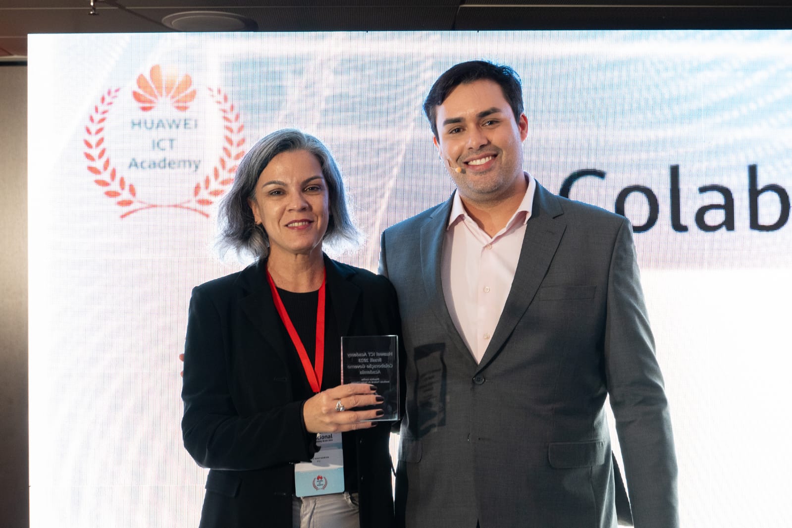 Pró-reitora Flávia Moreira recebe premiação em evento em Brasília