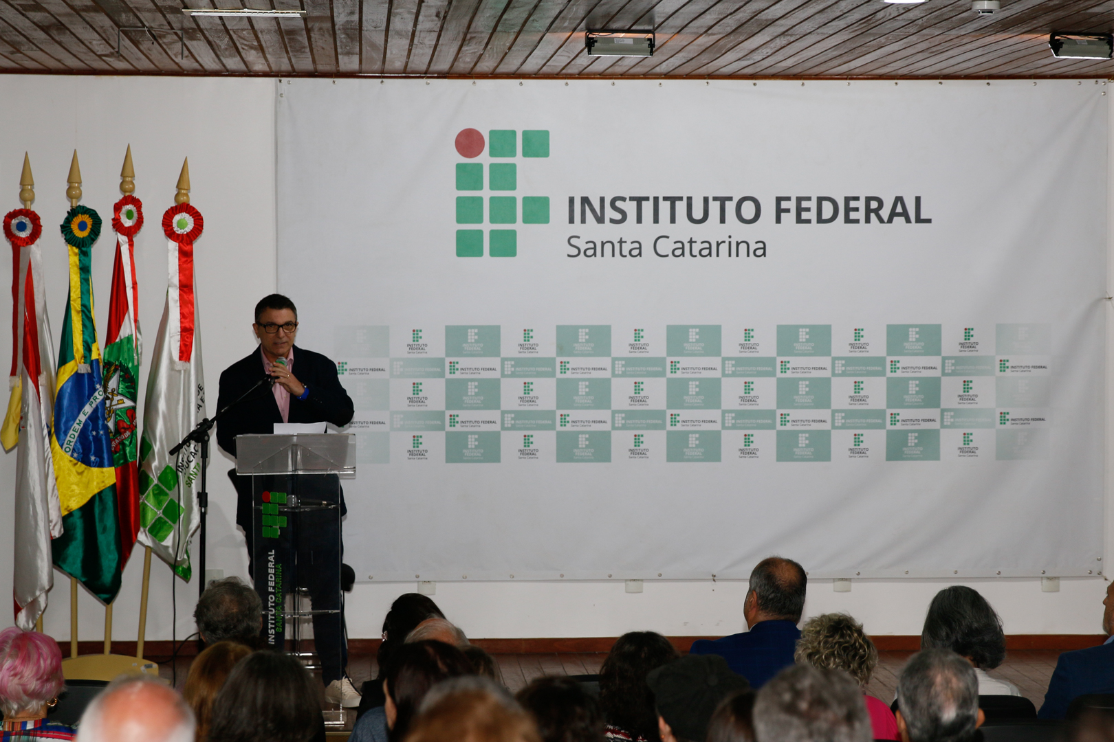 O reitor Mauricio Gariba Junior reconheceu o esforço de todos os servidores na construção da história do IFSC