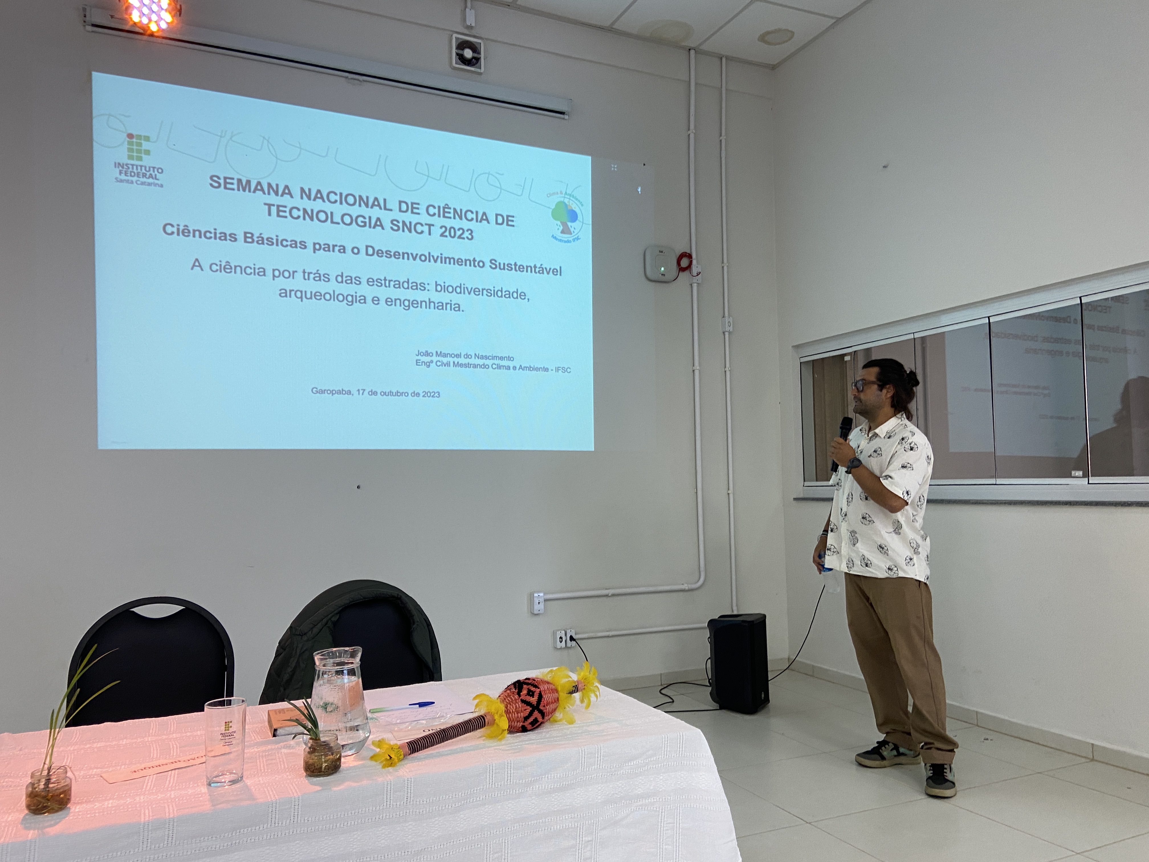 O engenheiro da Prefeitura de Garopaba João Manoel Nascimento apresentou os tipos de estradas e explicou como são projetadas.