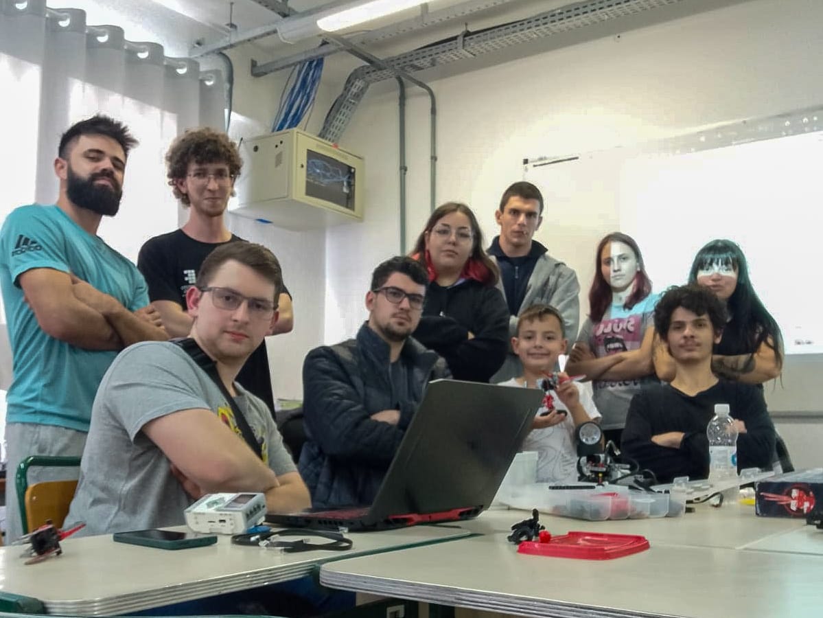 Equipe Racoon, formada por estudantes da graduação em Engenharia de Controle e Automação