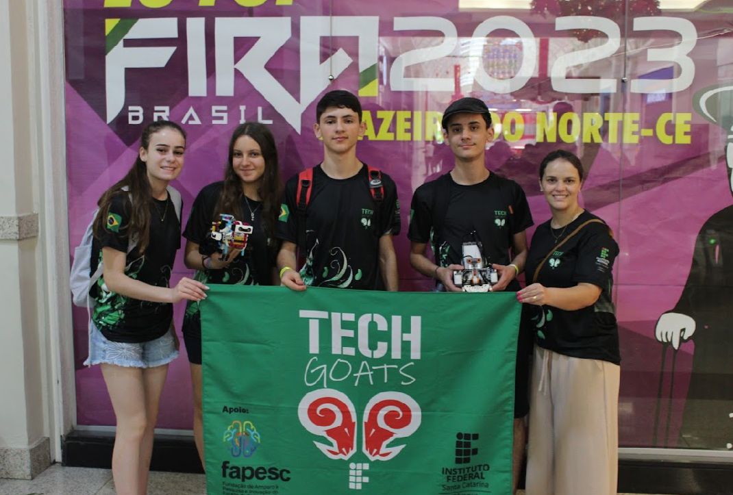 Parte da equipe Tech Goats, que competiu no Ceará, com a professora orientadora Grazielli Vassoler Rutz