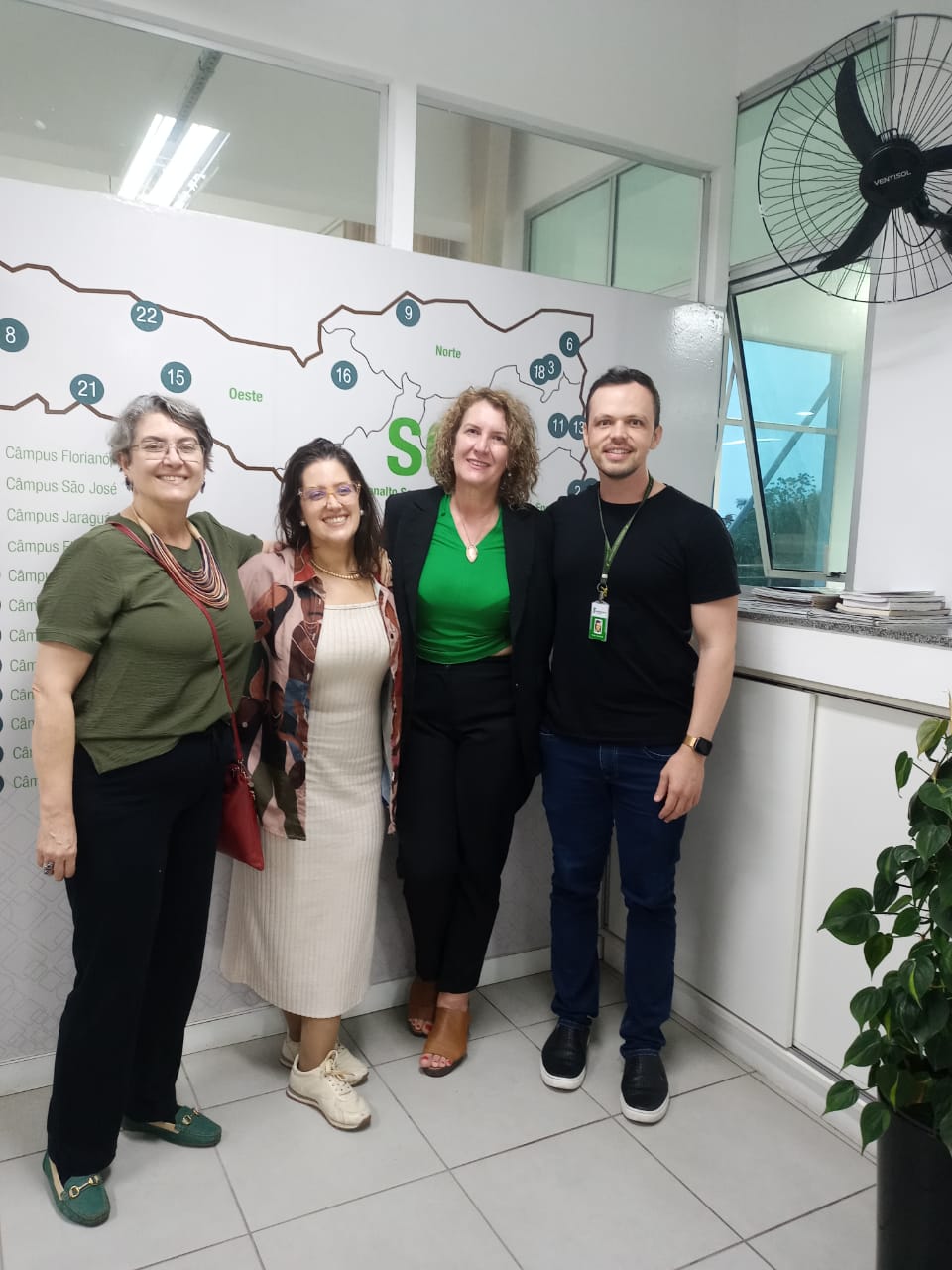 Servidores da Diretoria de Extensão do IFSC participaram de reunião com as professoras Vera Gasparetto e Débora de Carvalho Figueiredo do IEG para firmar a parceria