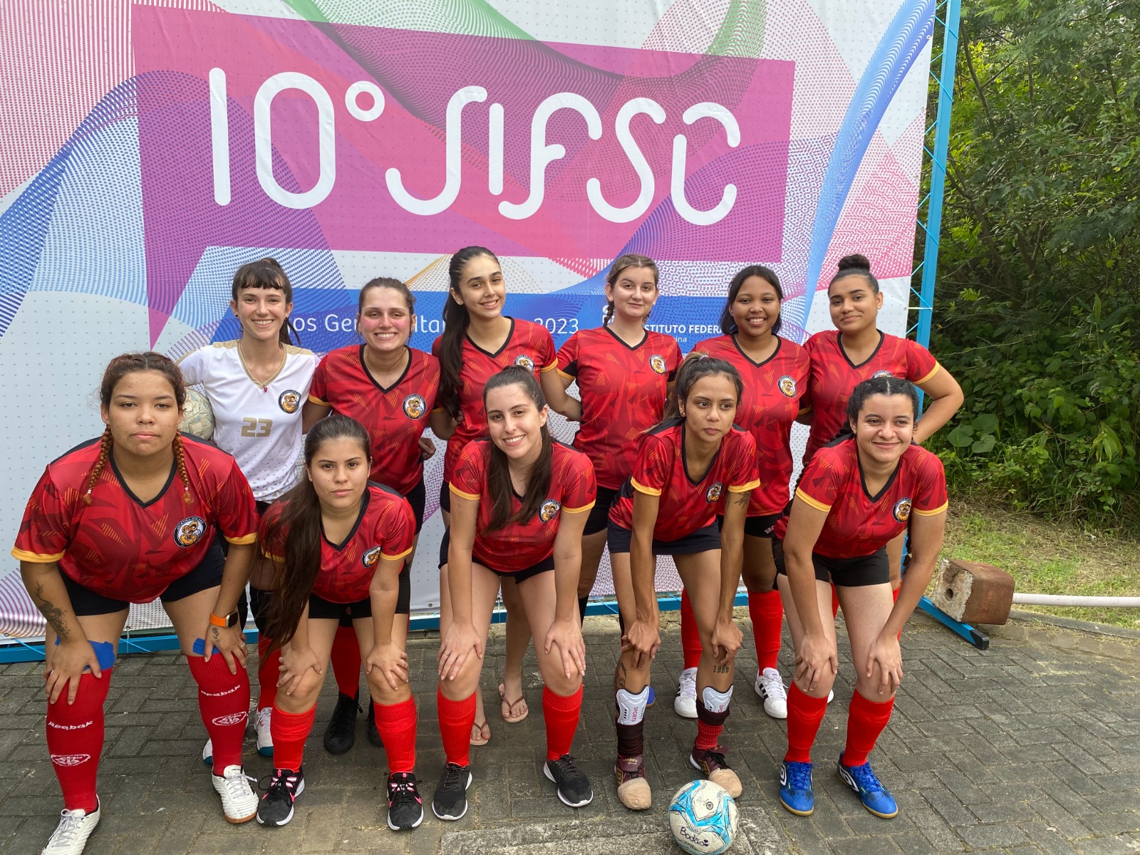 Time de futsal feminino montado pela Atlética do Câmpus Jaraguá do Sul-Rau especialmente para o JIFSC.