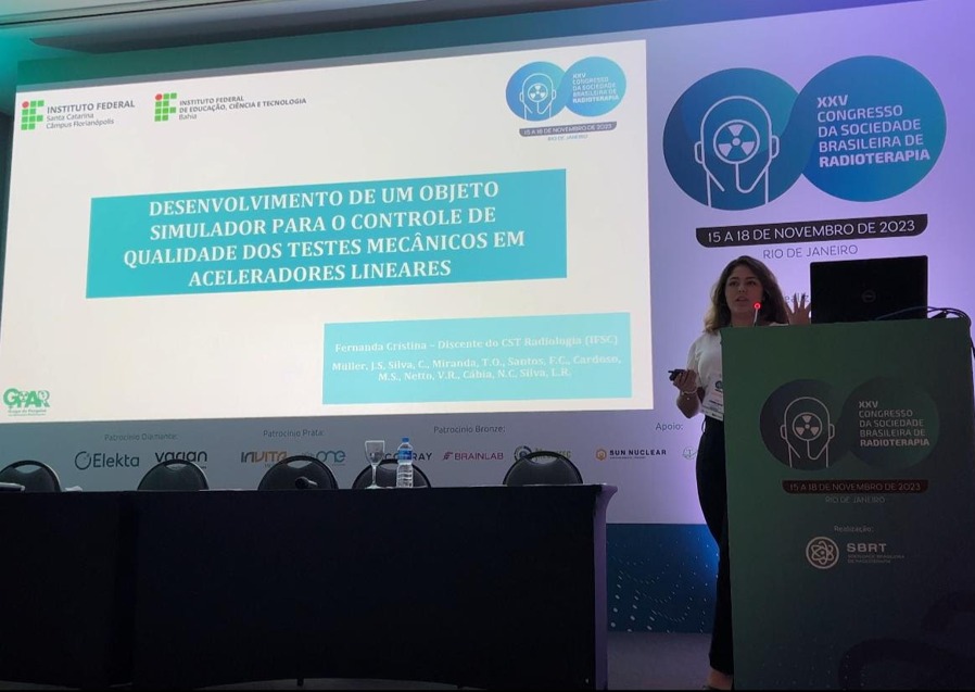 Estudante Fernanda Cristina dos Santos apresentou o protótipo no 25º Congresso da Sociedade Brasileira de Radioterapia, em novembro,
