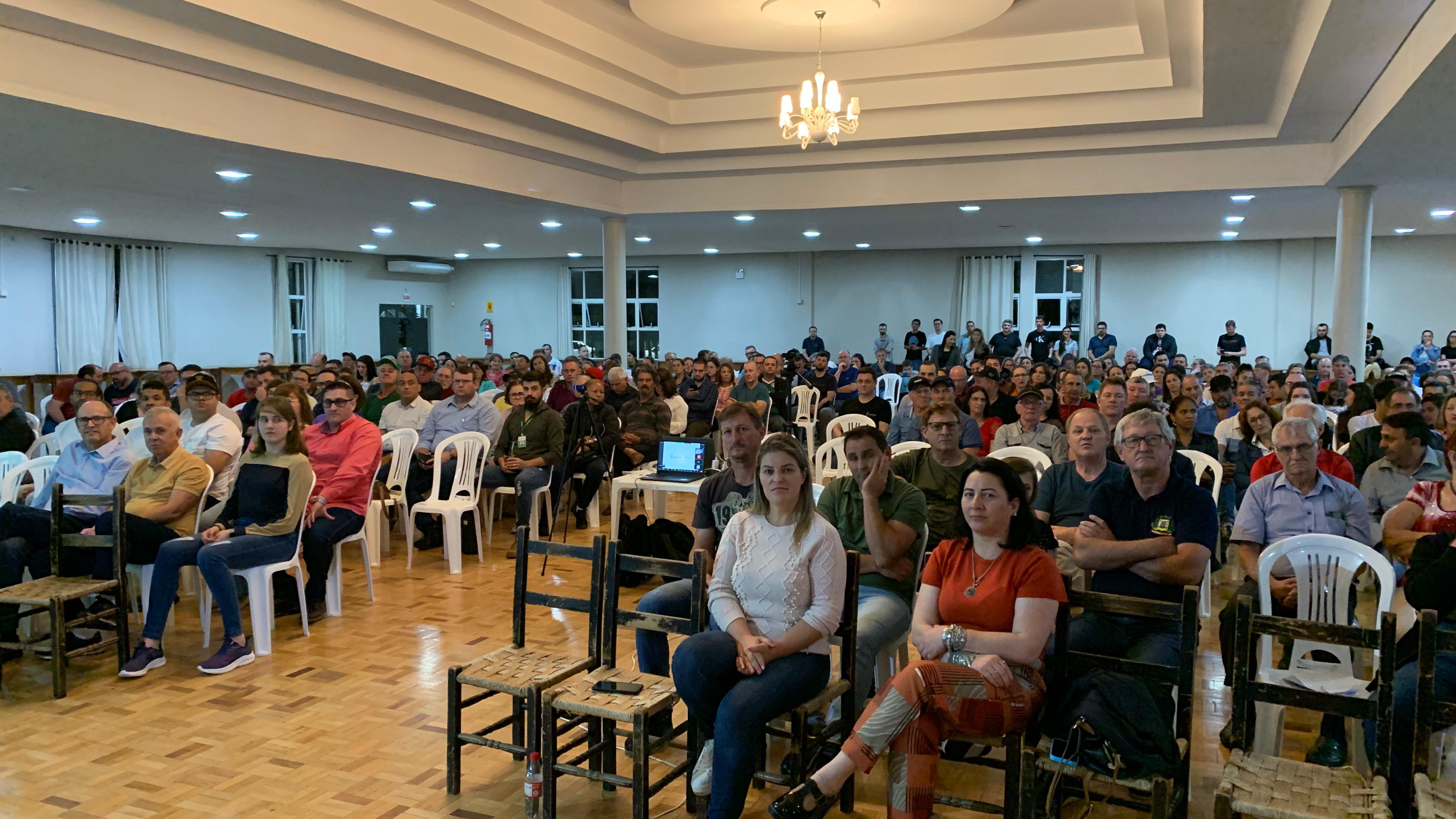 Comunidade lotou cadeiras durante audiência pública em apoio ao IFSC
