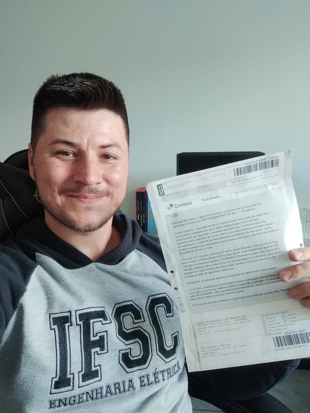 Yuri com o telegrama de convocação para a vaga do concurso.