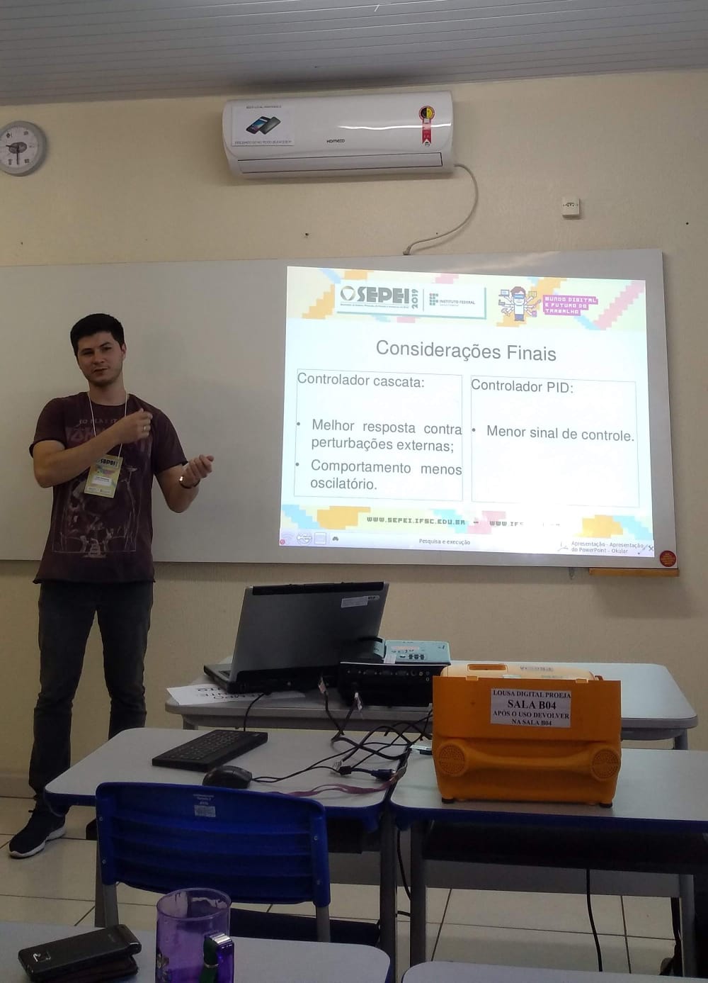 Apresentação de artigo científico em congresso promovido pelo IFSC.
