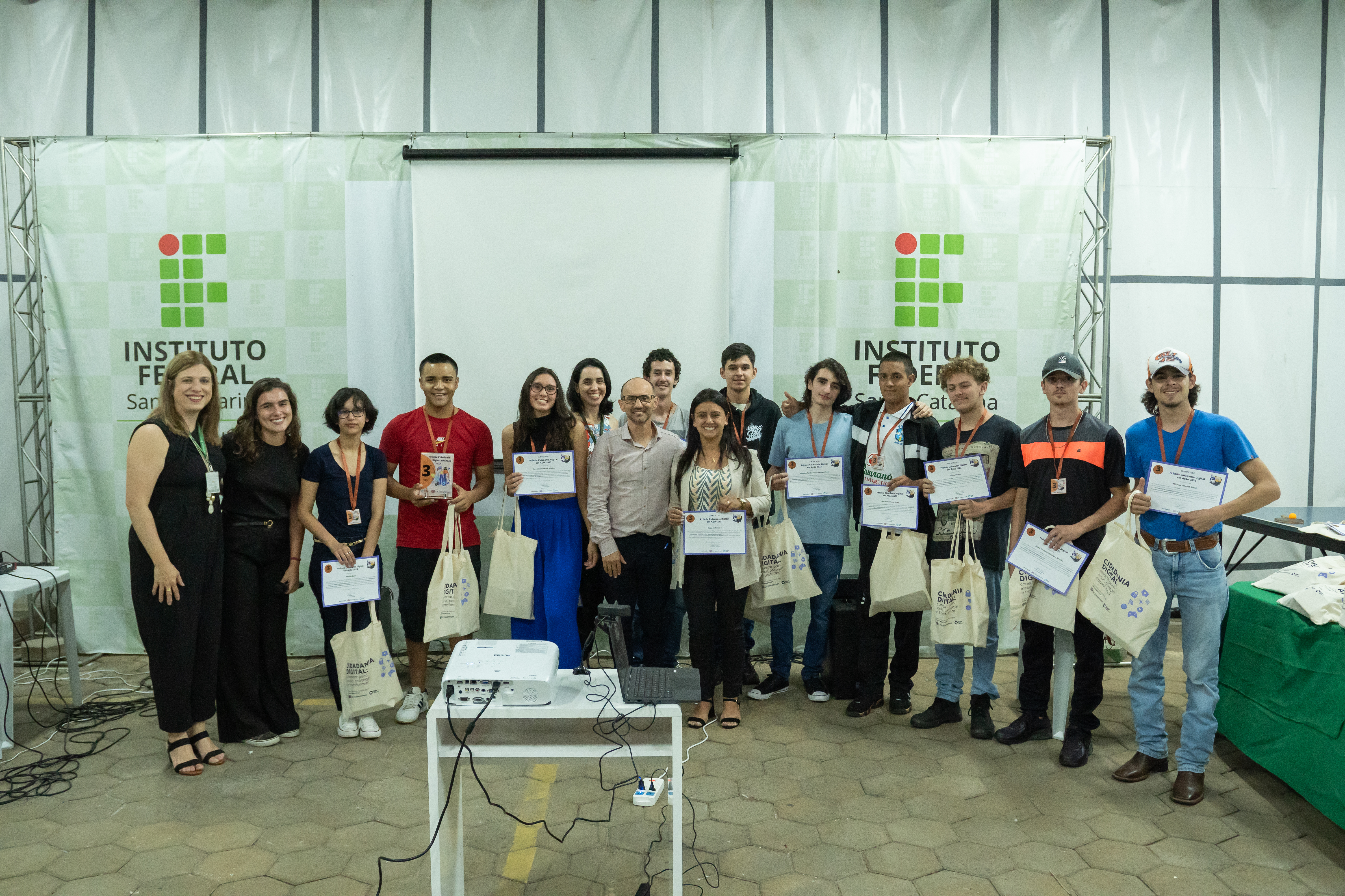 Representantes da entidade promotora do concurso entregaram premiação aos estudantes no fim de fevereiro