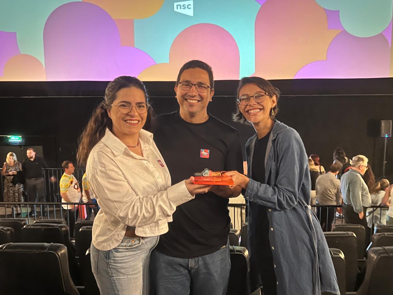 Os professores Joice e André e a estudante Maria Rita na entrega da premiação