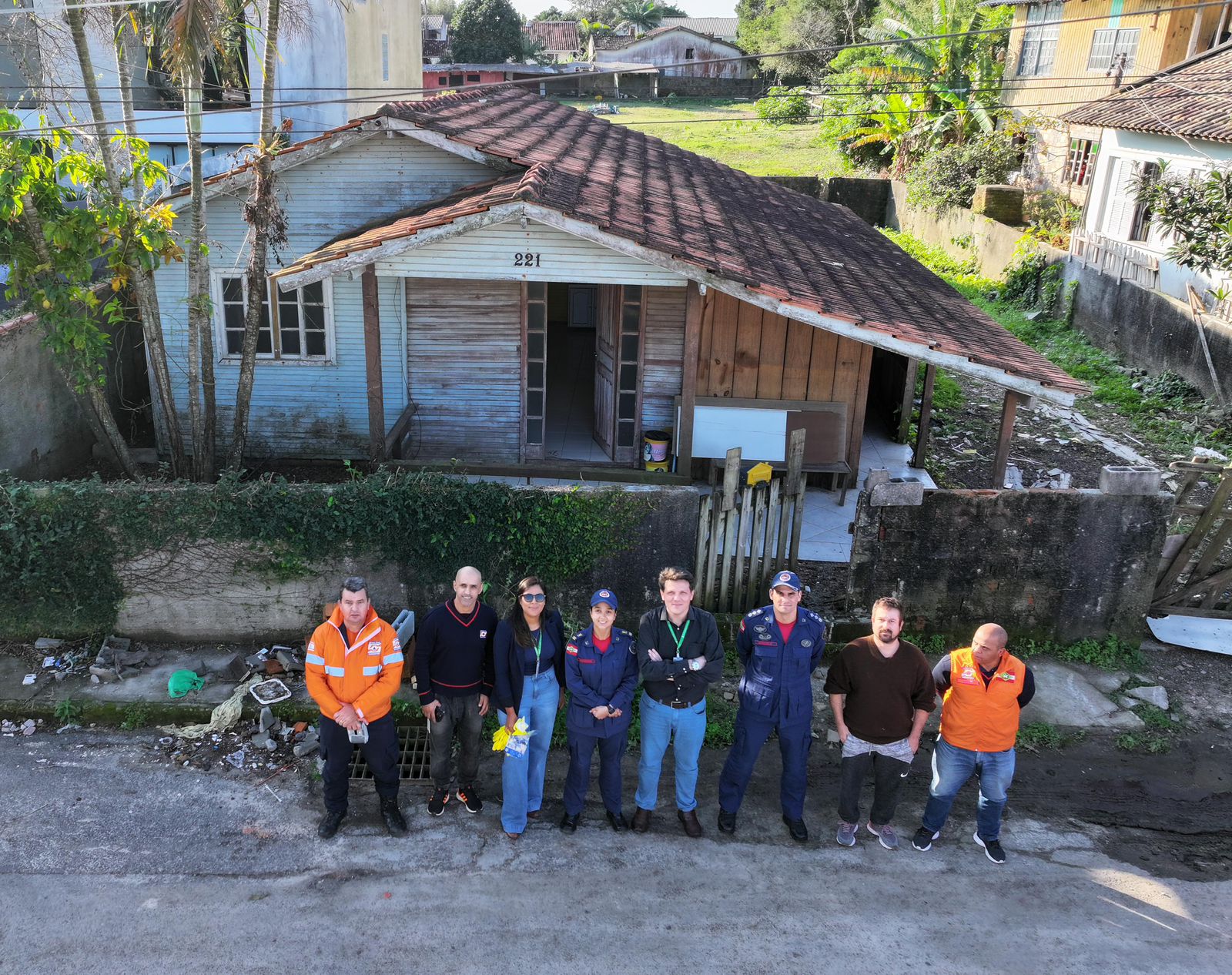 Bombeiros, Defesa Civil e dois professores do IFSC (Daiane de Souza e Marcelo Schappo, ambos de crachá com cordão verde na foto) participaram da análise de um material radioativo encontrado em Florianópolis.