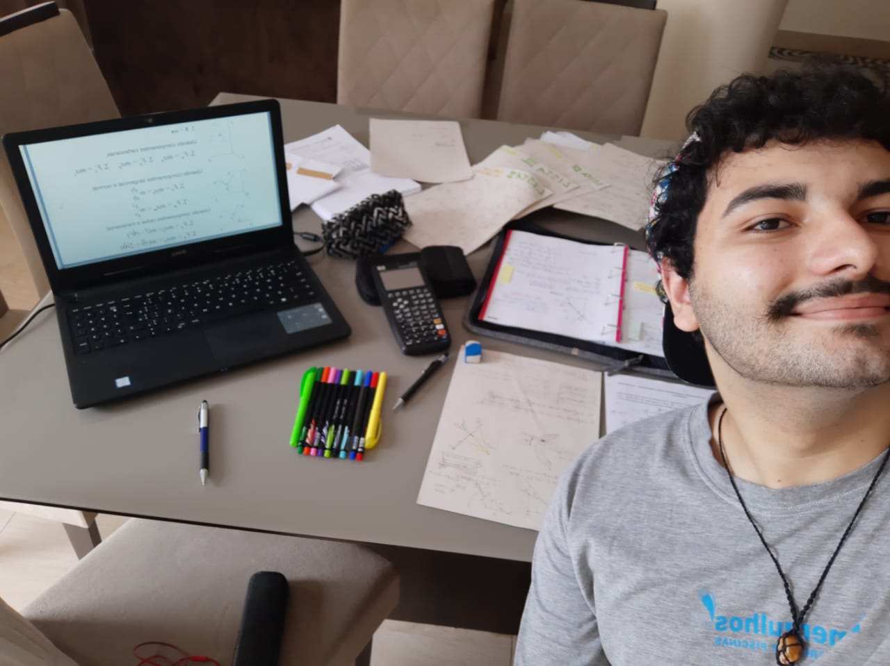 Aluno Luís Fernando Silvestre, do curso de Engenharia Mecatrônica do Câmpus Criciúma, segue estudando em casa.