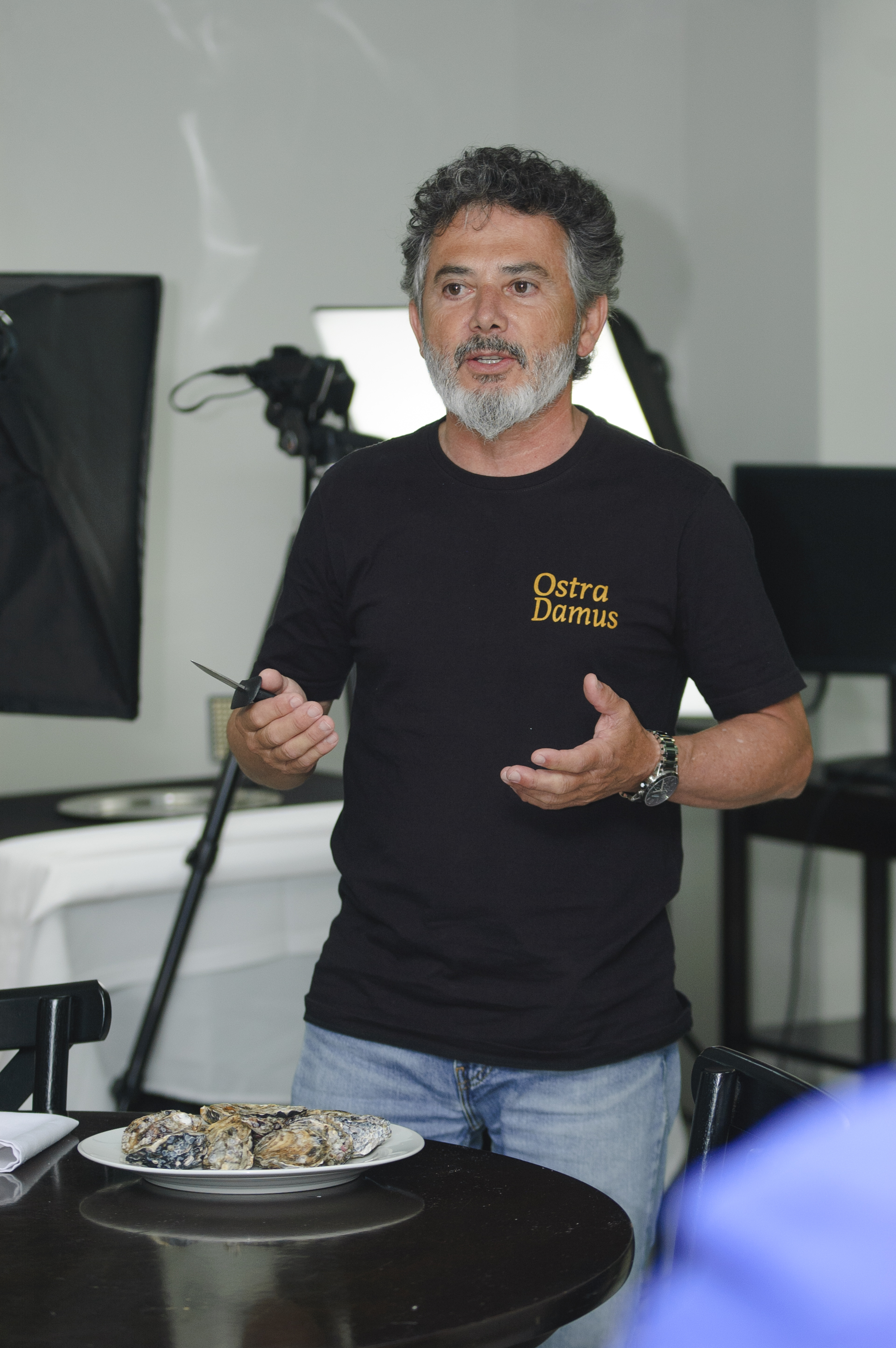 Chef e proprietário de um restaurante especializado em frutos do mar, Jaime Barcelos falou sobre as ostras para os estudantes de Gastronomia na abertura do concurso