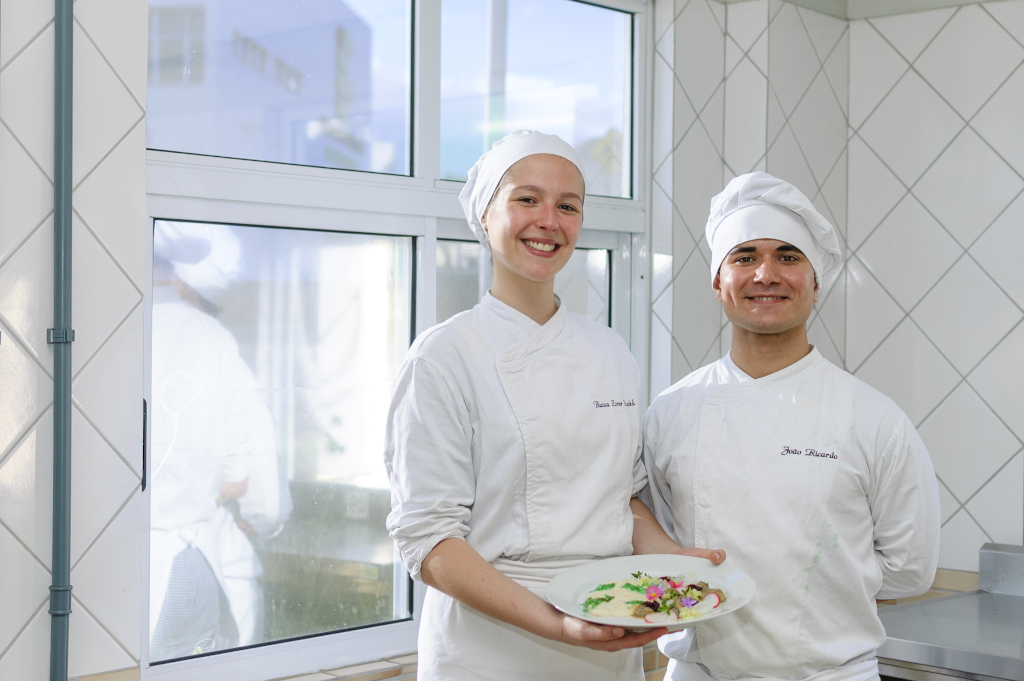 Bianca e João Ricardo, do curso superior de tecnologia em Gastronomia, foram os vencedores do concurso