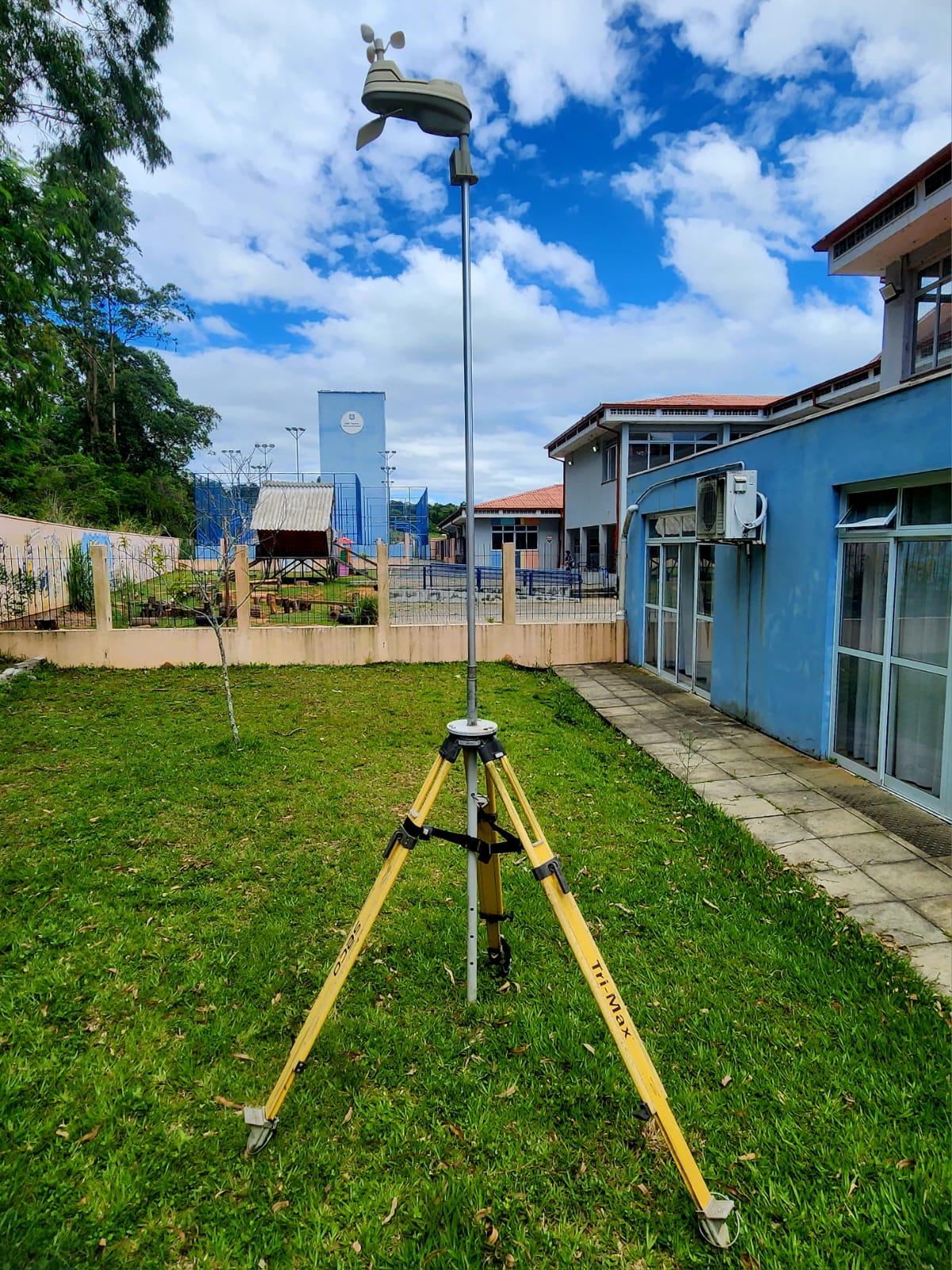 Estações meteorológicas de baixo custo, como essa instalada na escola municipal da Tapera, geram dados que podem ser usados em aulas e trabalhos de geografia, matemática e outras disciplinas