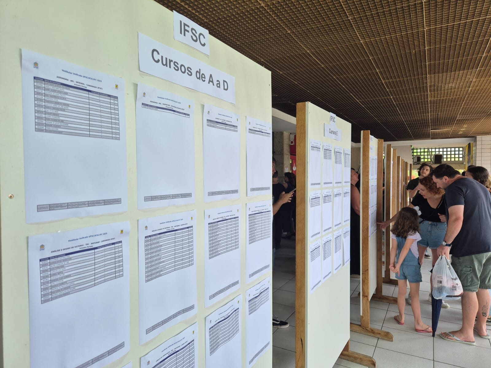 Lista dos candidatos aprovados, no térreo do Centro de Eventos da Reitoria I Foto: Carla Algeri/Jornalista do IFSC