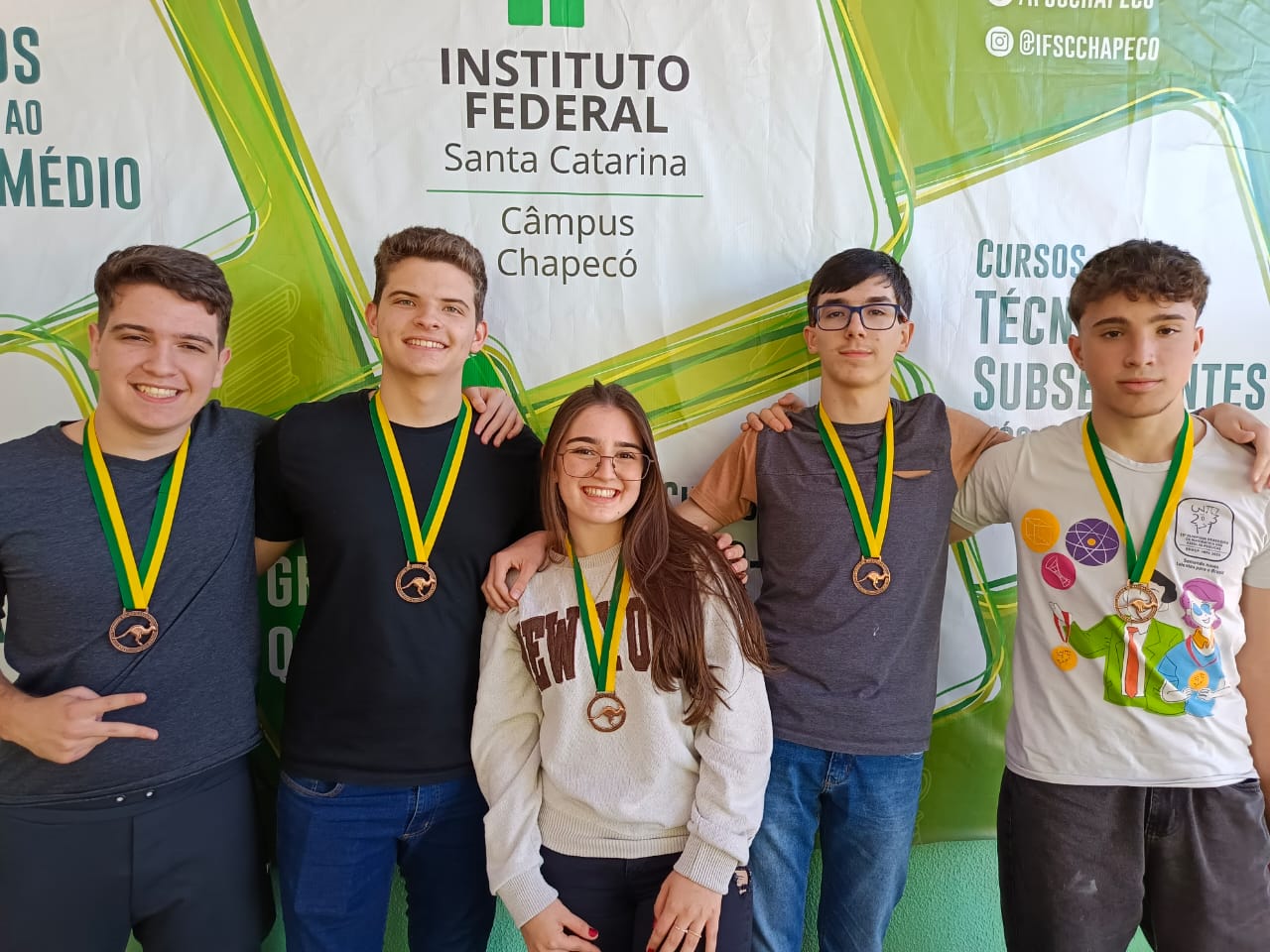 Estudantes com medalha de bronze