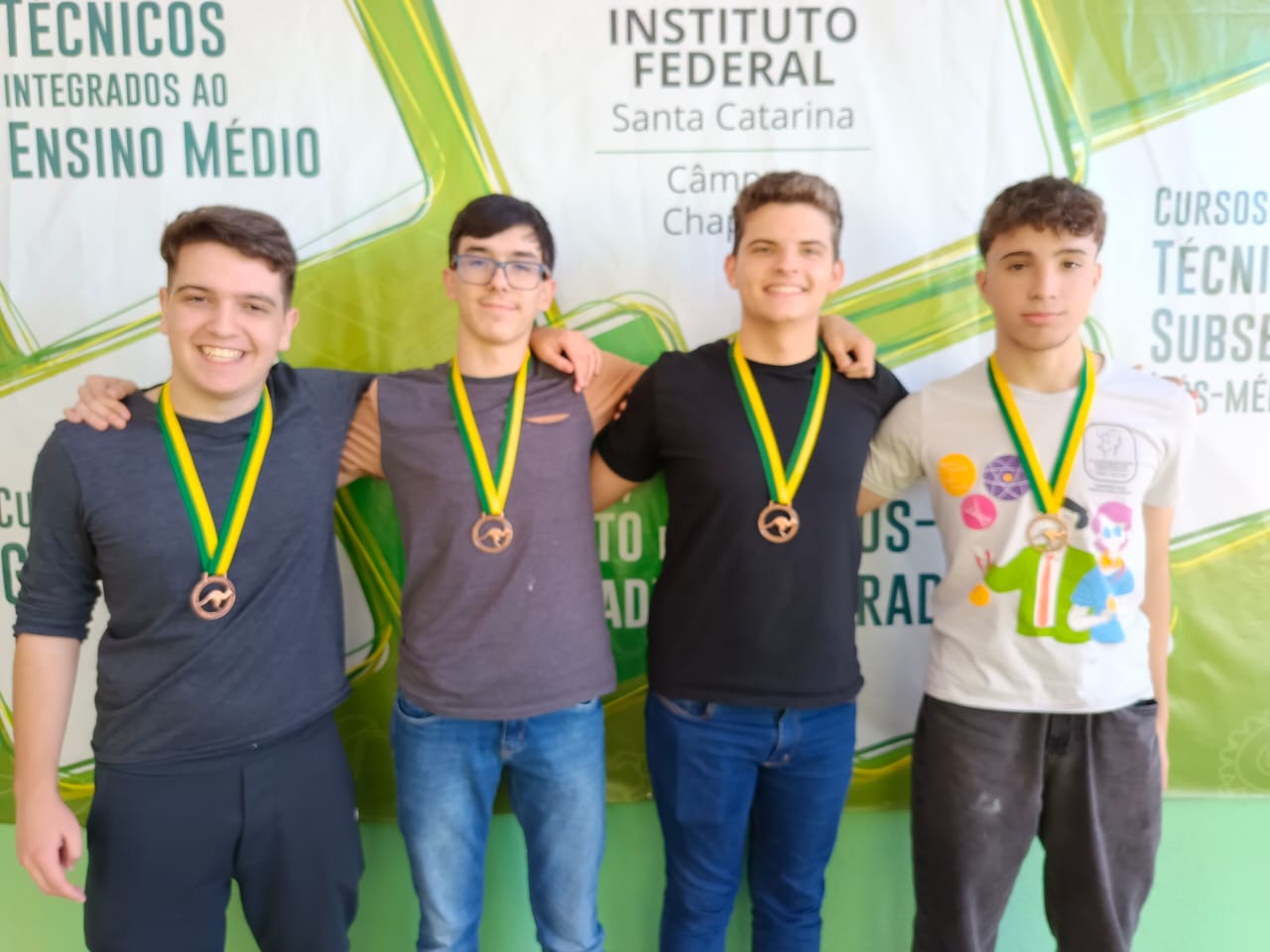 Estudantes com medalha de bronze