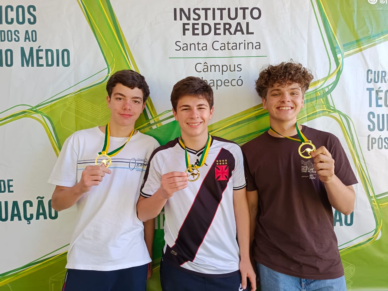 Estudantes com medalha de ouro