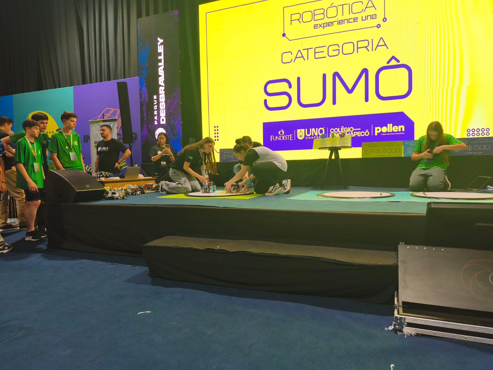 Estudantes participando da Competição de Robôs
