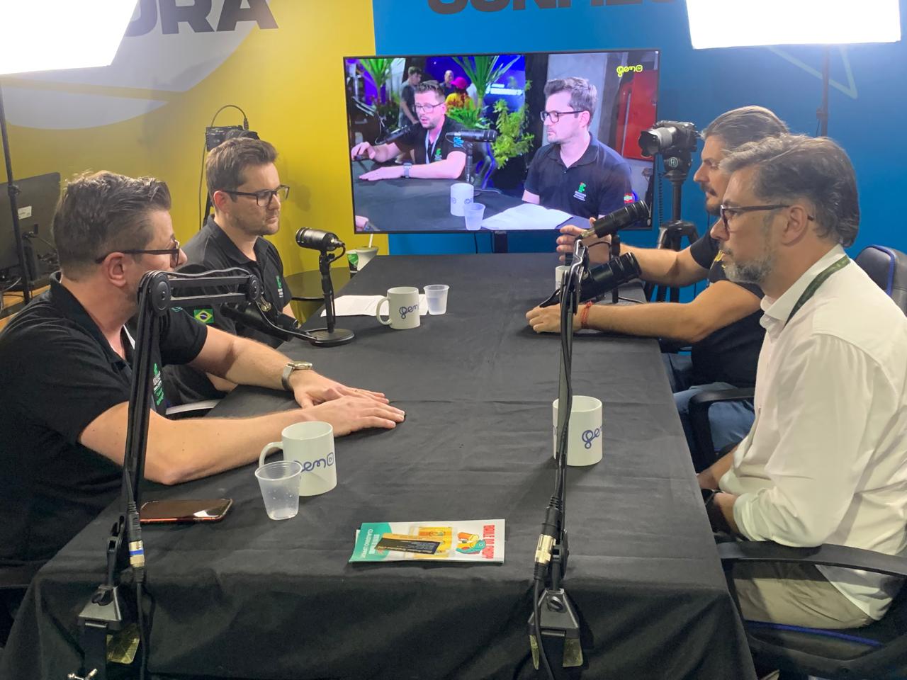 Professores participando de podcast sobre Engenharia que inova: projetos de Controle e Automação do IFSC