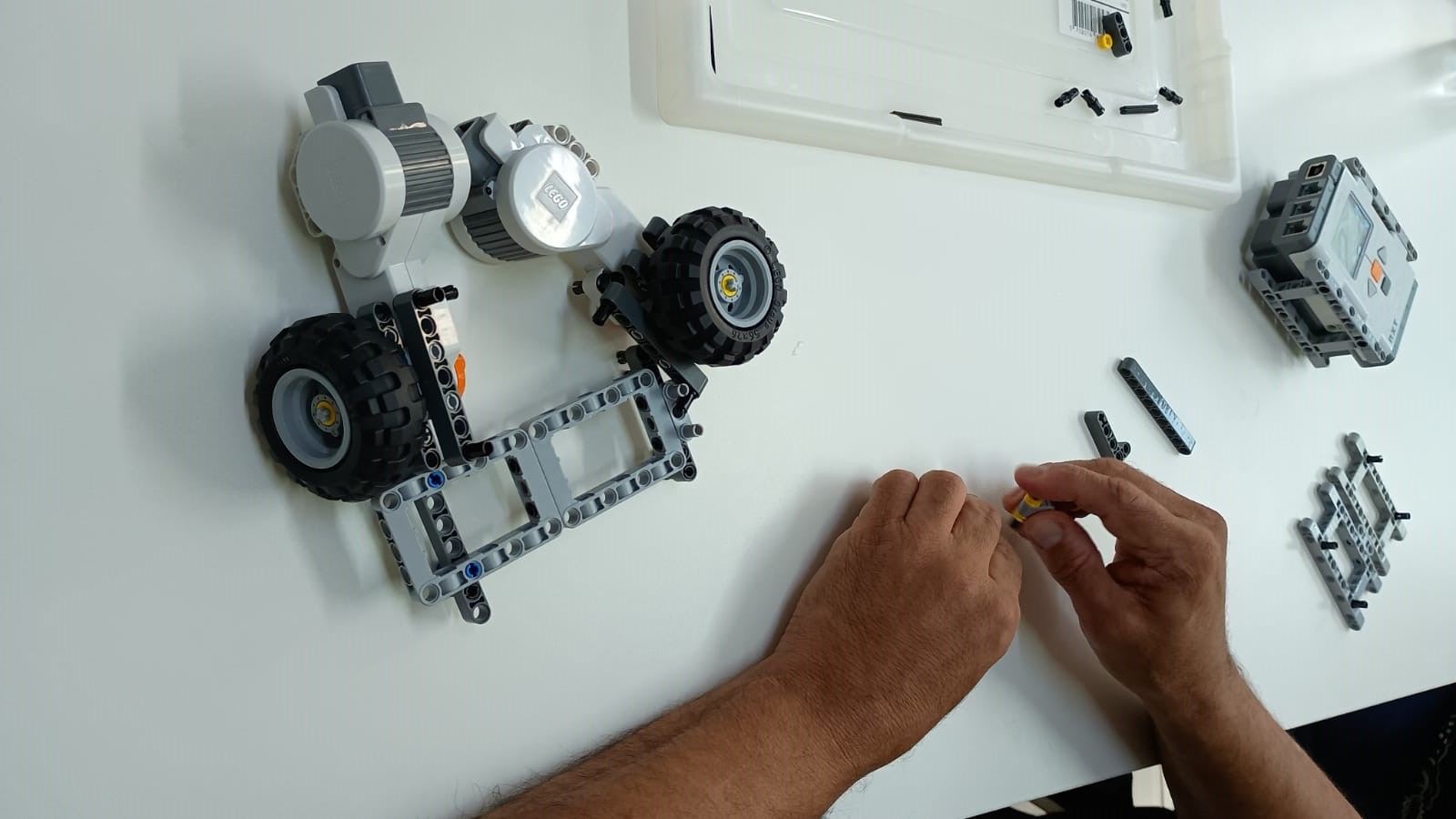Imagens dos deficientes visuais construindo os robôs