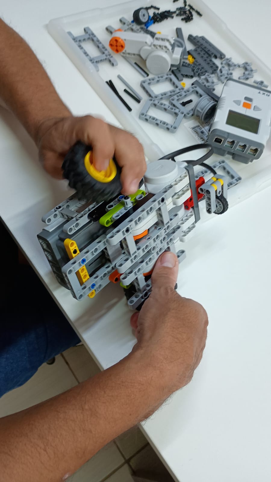 Imagens dos deficientes visuais construindo os robôs