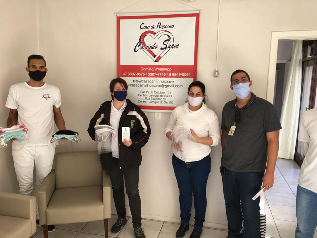 Casa de Repouso Caminho Suave recebeu 30 máscaras de acetato em maio.