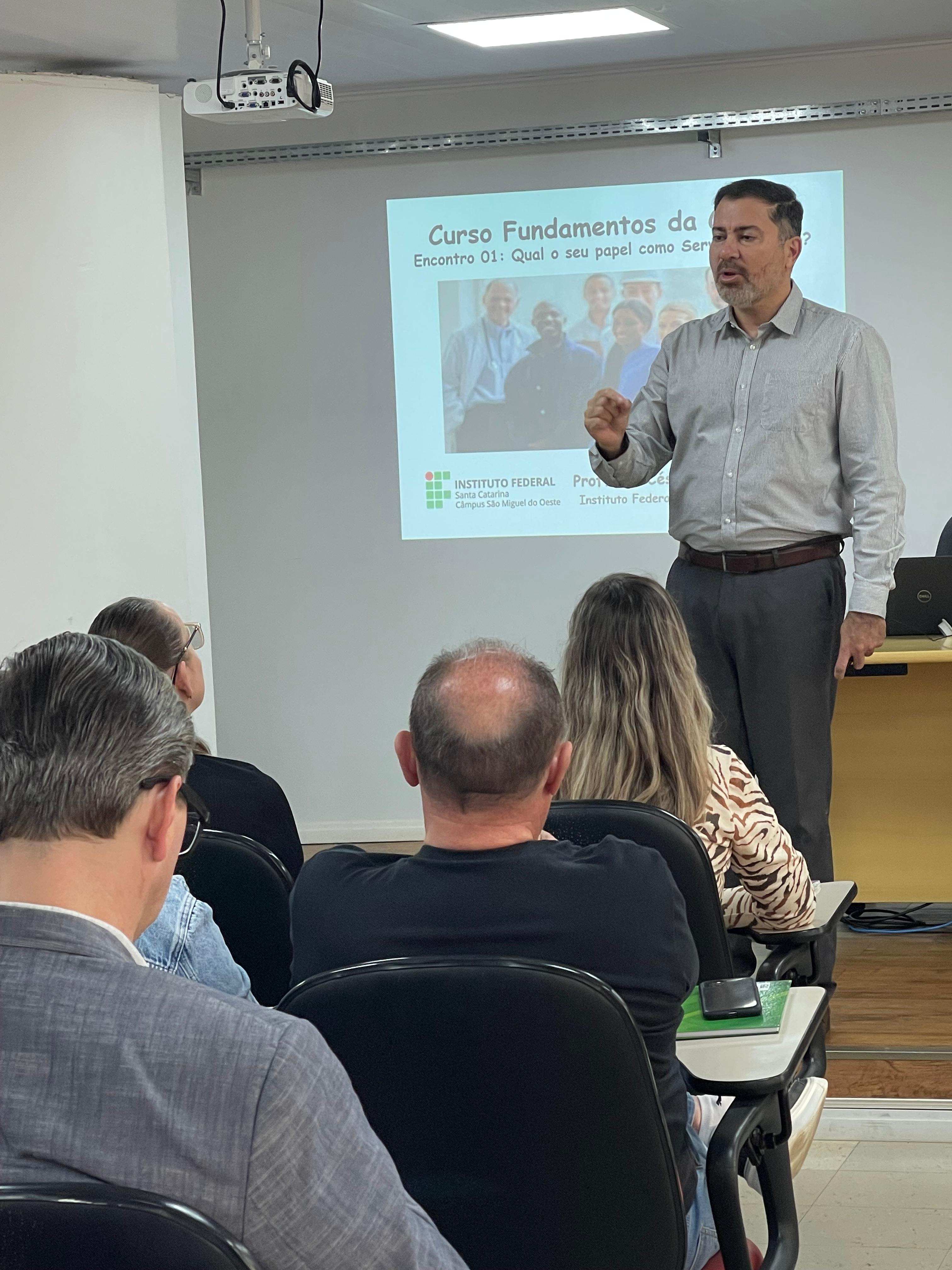 Um projeto de extensão do curso superior de Processos Gerenciais está capacitando servidores públicos municipais de São Miguel do Oeste