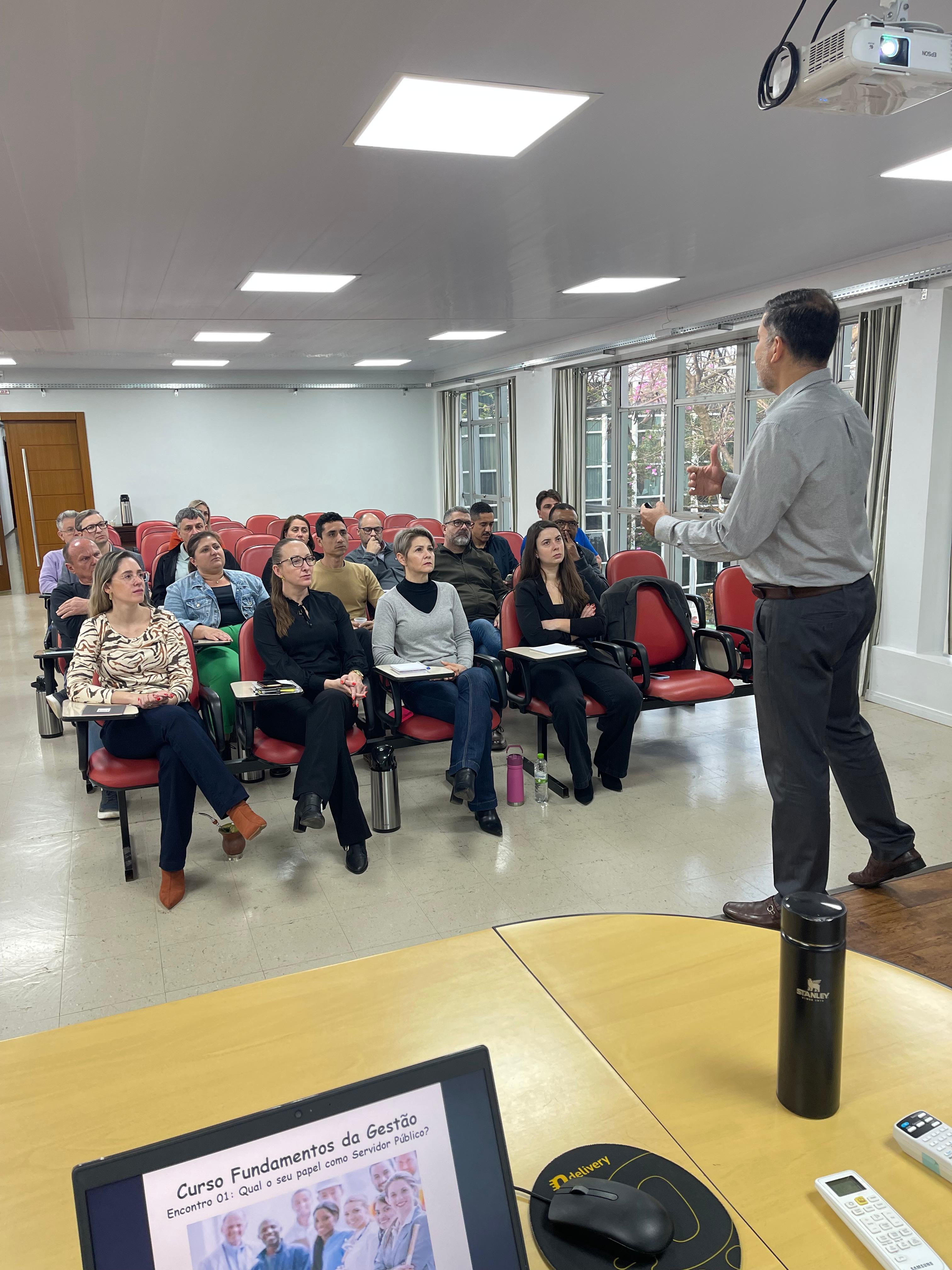 O curso é realizado como ação de um projeto de extensão do professor do IFSC, César Gomes de Freitas