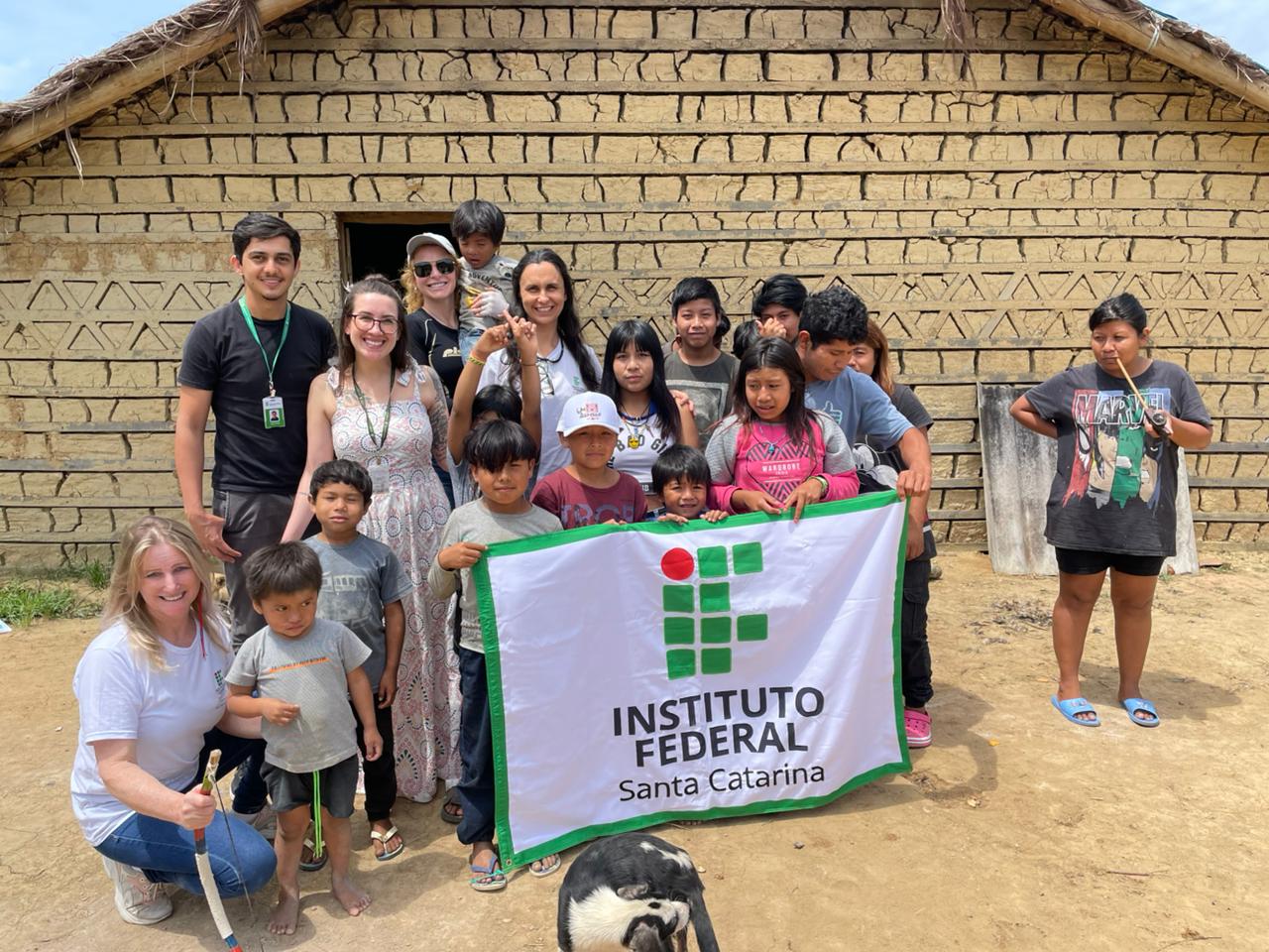 Durante a imersão, os participantes puderam conhecer mais de perto o cotidiano das comunidades, sua organização, a importância da língua Guarani, dos rituais e das casas de reza, bem como desafios relacionados a território, educação, saúde, condições de moradia e saneamento.